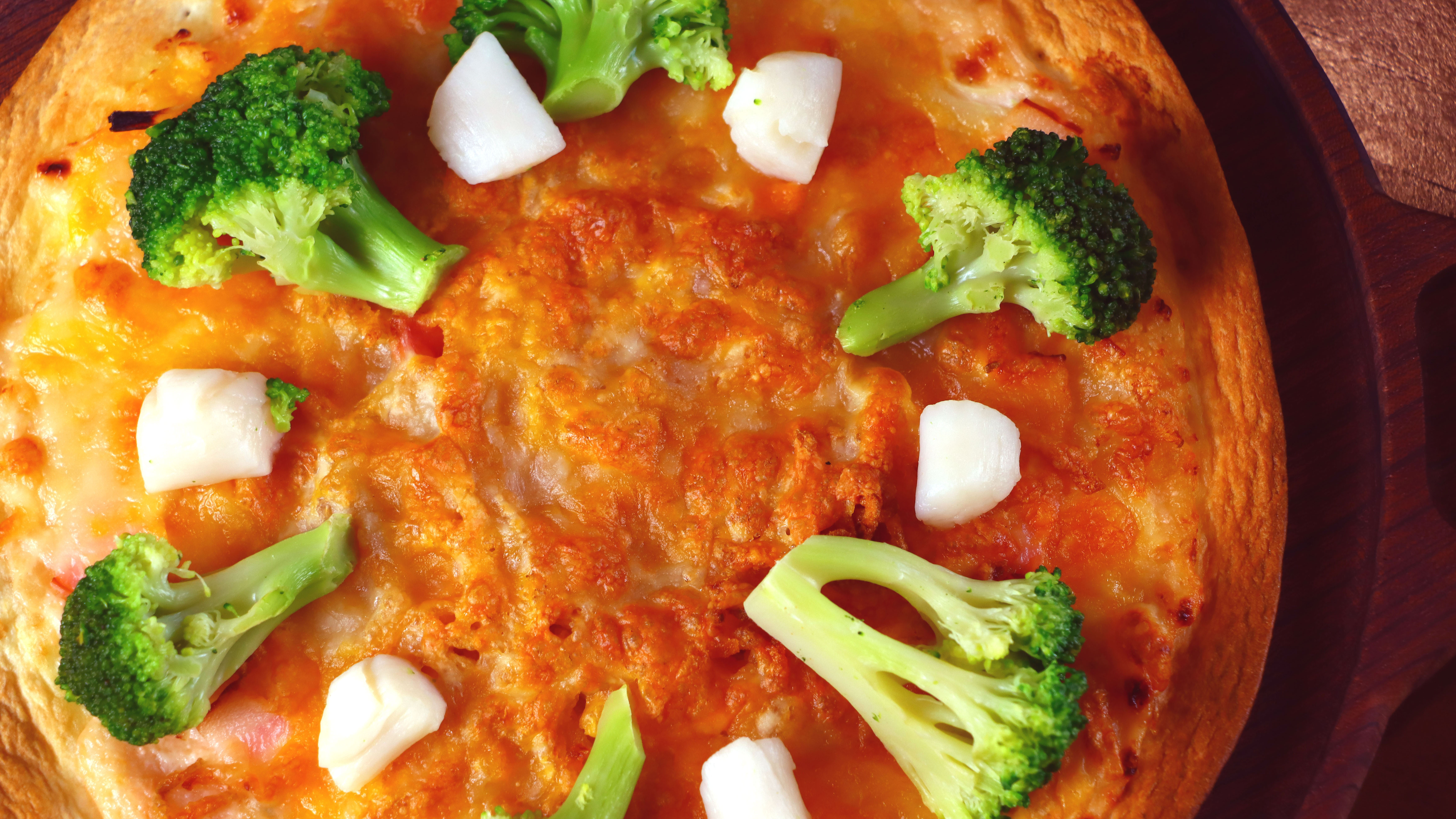 チーズとホタテの旨味が際立つホタテとブロッコリーのピザ