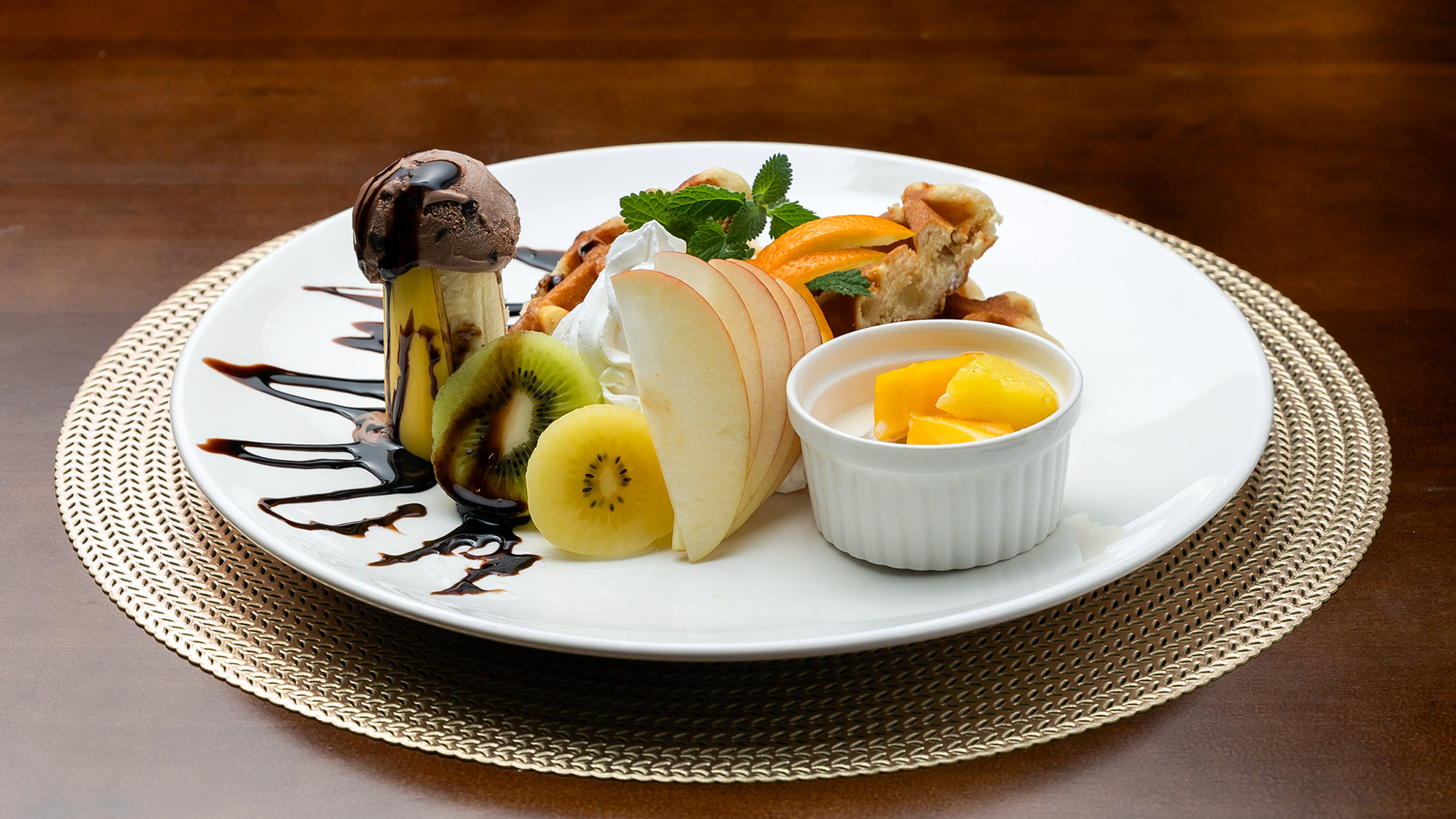 ・【デザート一例】甘いものは別腹！季節のフルーツやワッフル、アイスクリームの盛り合わせ