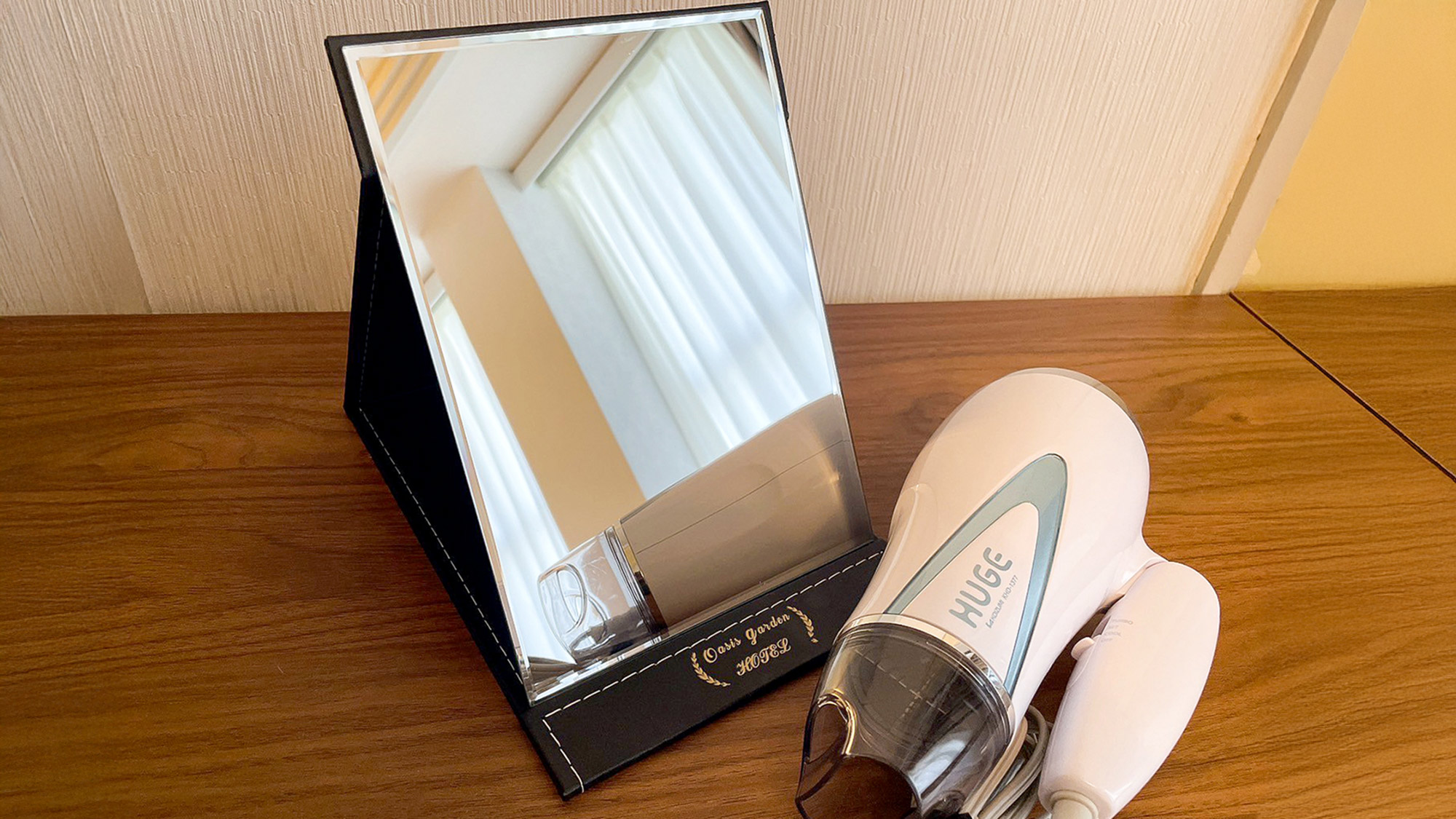 ・【卓上ミラー】朝の支度に便利な卓上の鏡。ドライヤーも同時にご利用いただけます