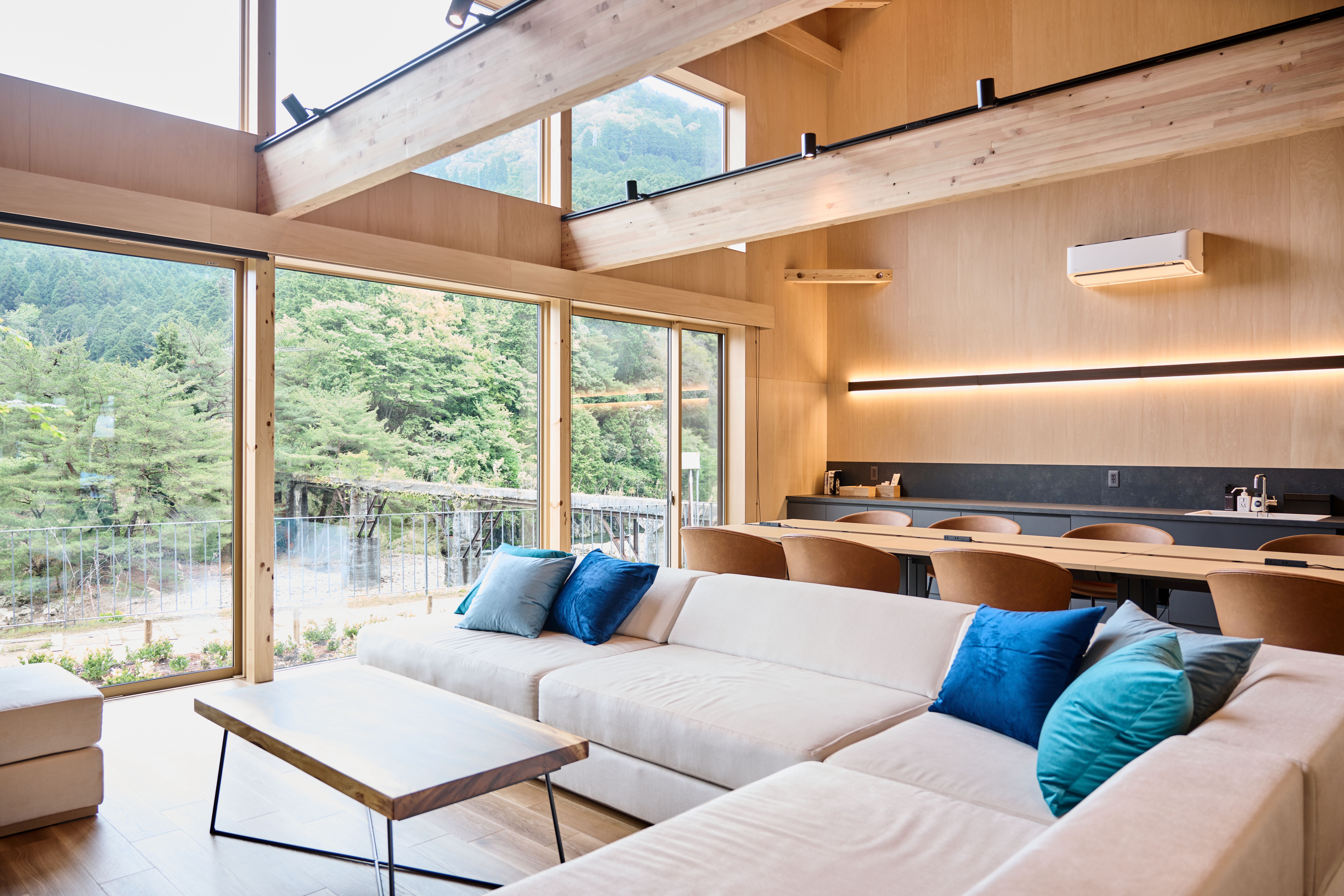 目の前には川が広がり、快適な日向がお部屋を照らします。