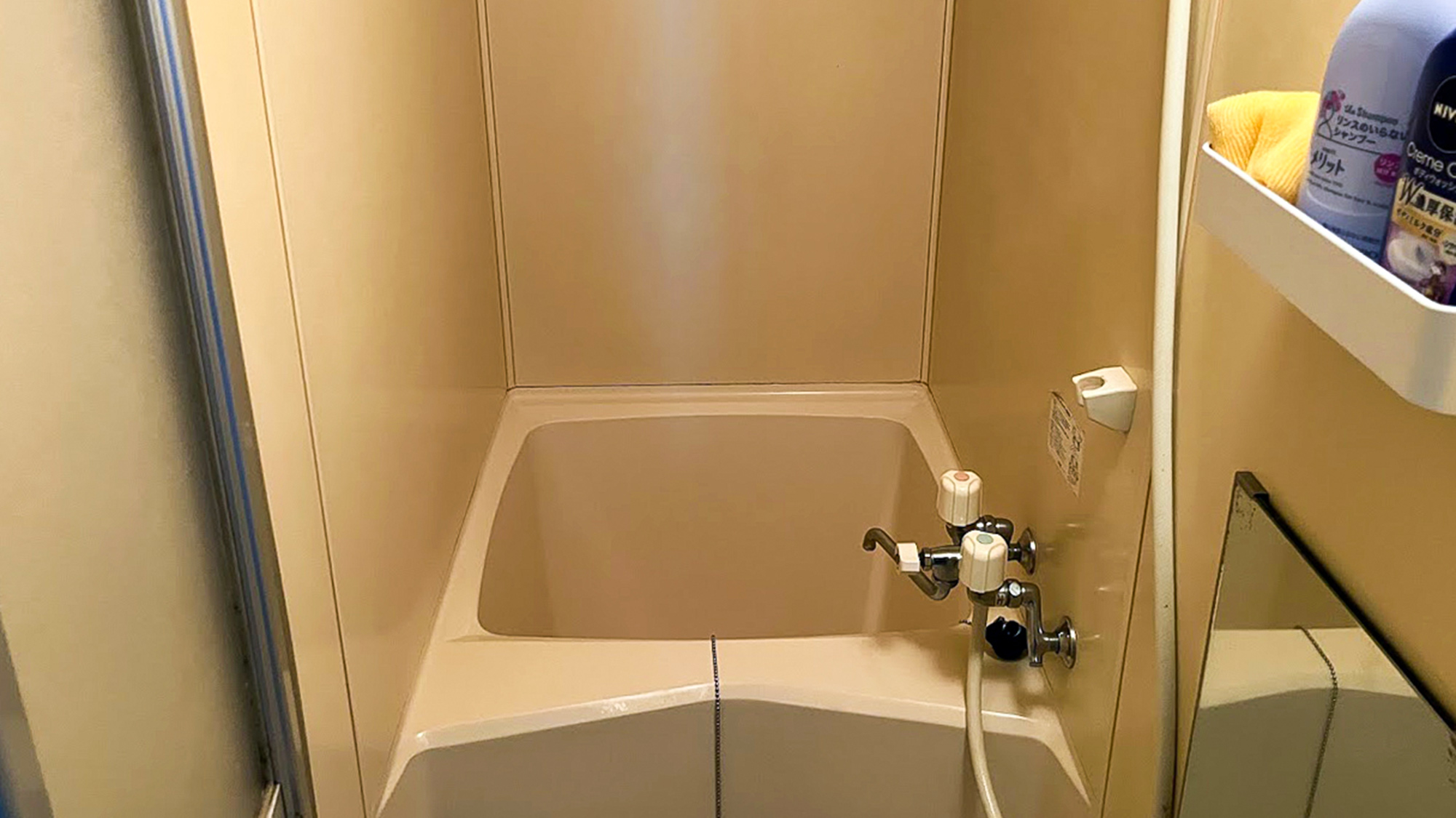 ・【101／バスルーム】小さいながらもバスタブと洗い場が分かれたお風呂です