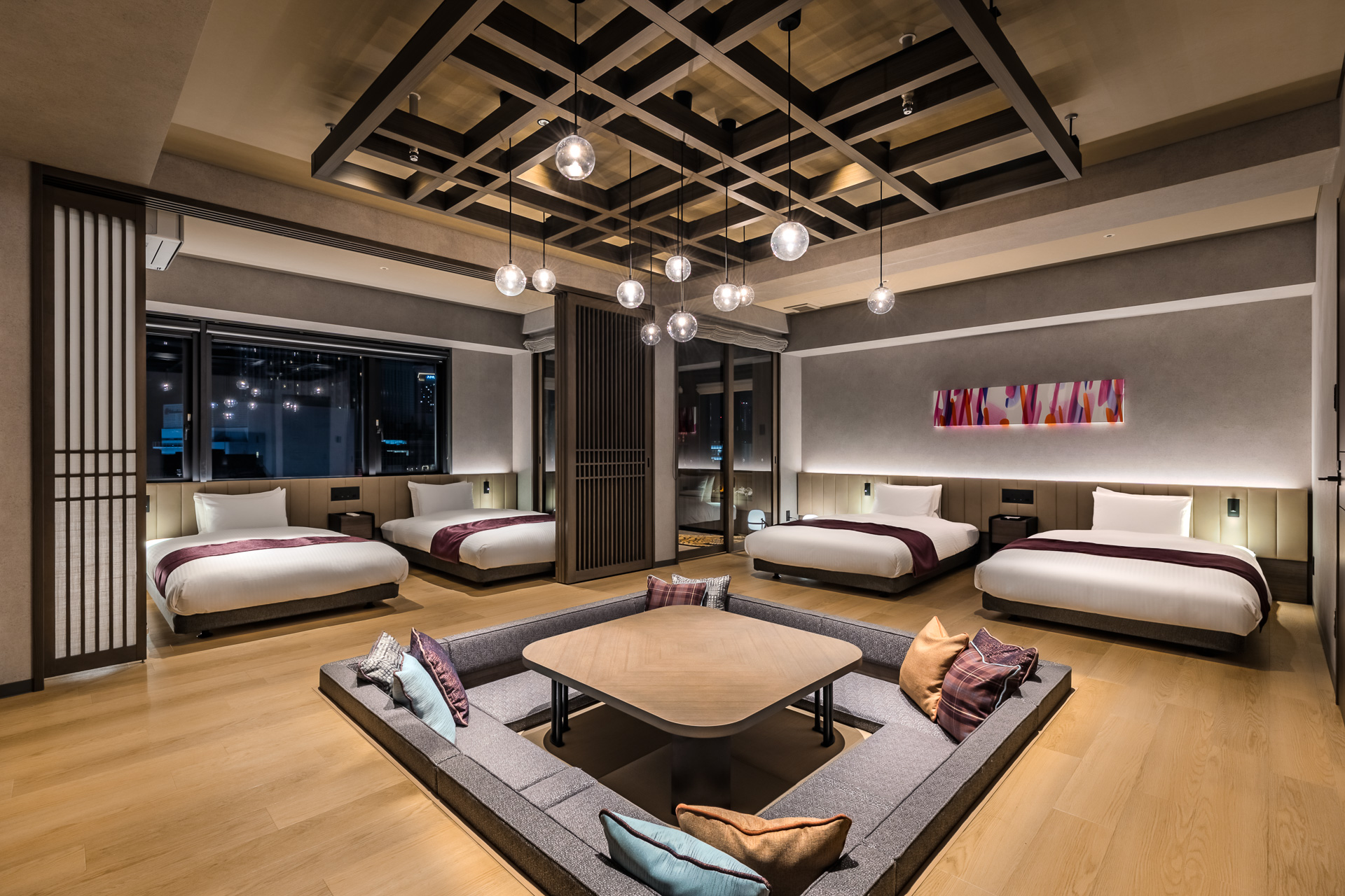 【エグゼクティブスイート】囲炉裏のように囲むダウンリビングが特徴。旅の計画を立てるワクワクが増幅♪