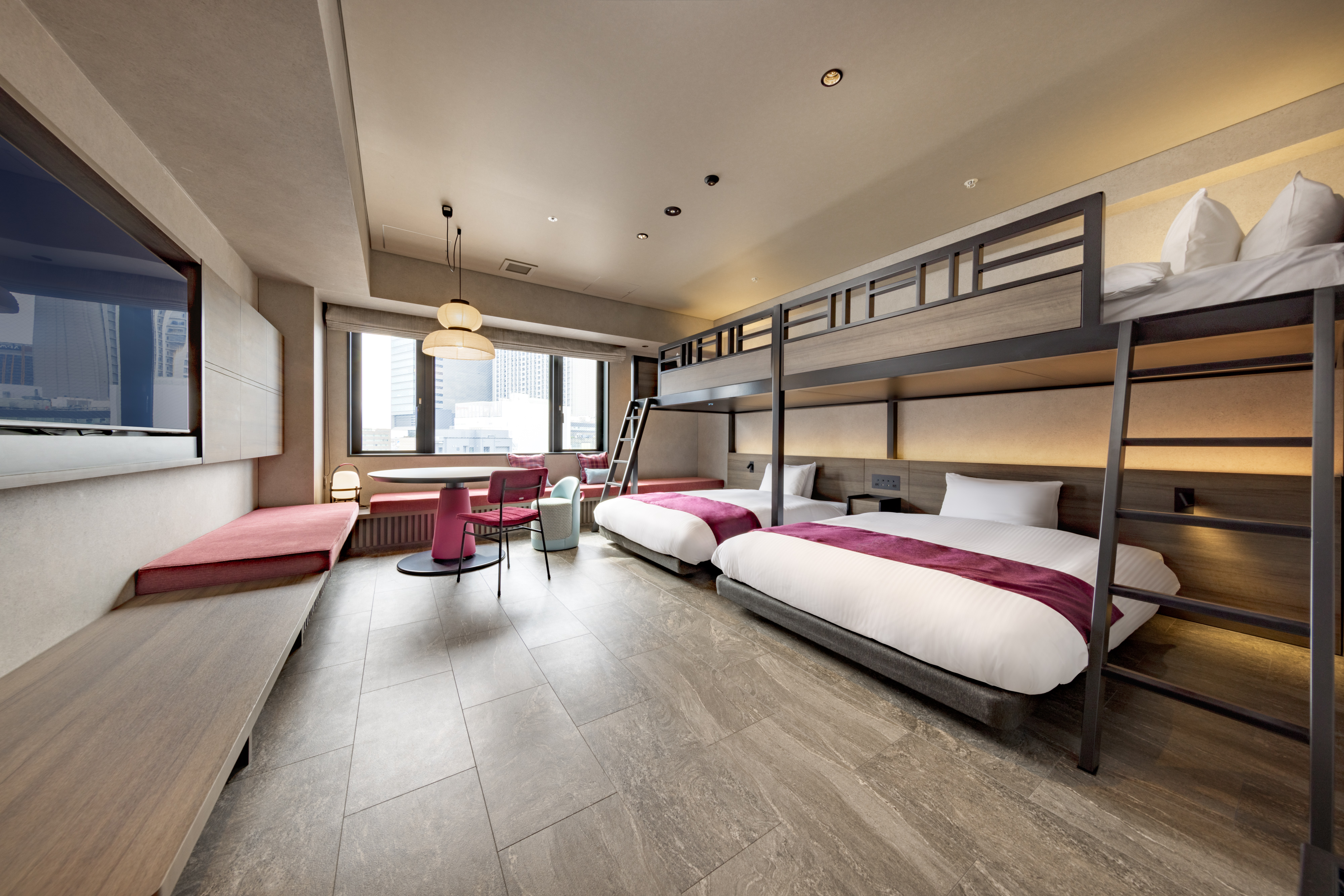 【デラックスファミリーバンク】ベンチソファに腰かけ、自然と会話が弾むような明るい印象のお部屋です。