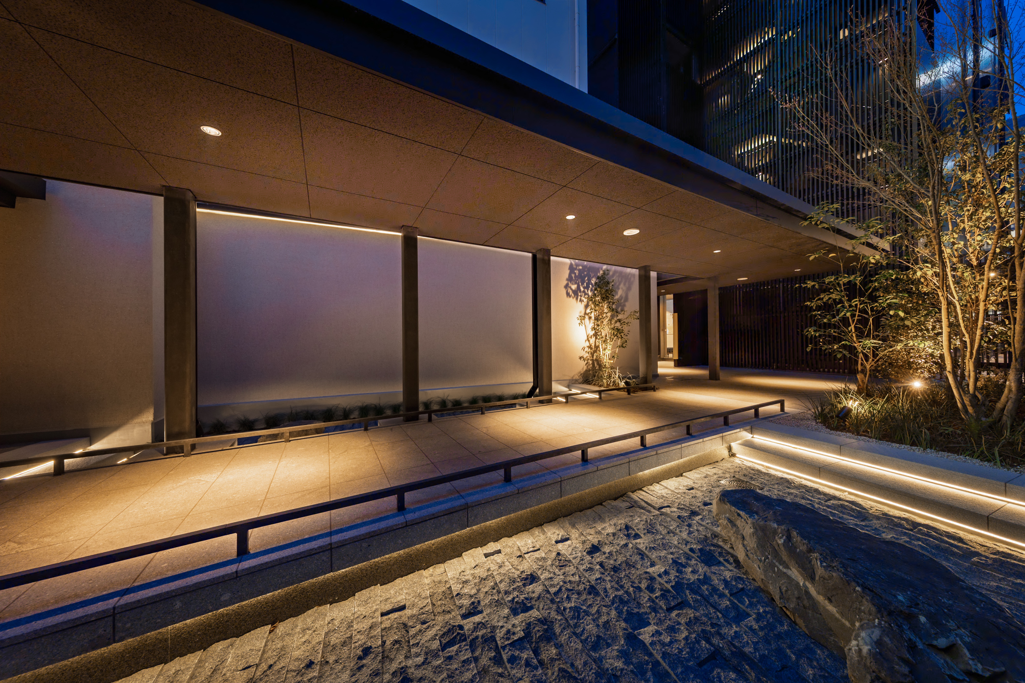 【通り庭】レセプション棟とゲスト棟をつなぐ通り庭は、大阪の&rdquo;筋&rdquo;をイメージしています。