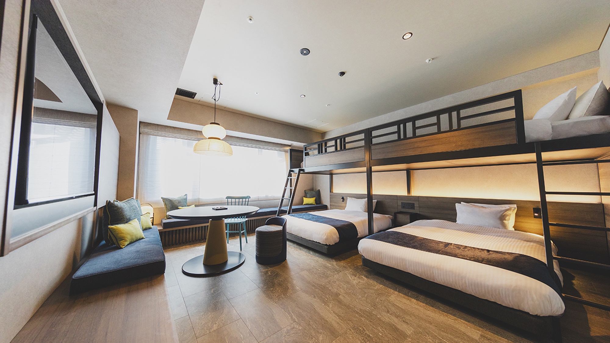 【デラックスファミリーバンク】ベンチソファに腰かけ、自然と会話が弾むような明るい印象のお部屋です。