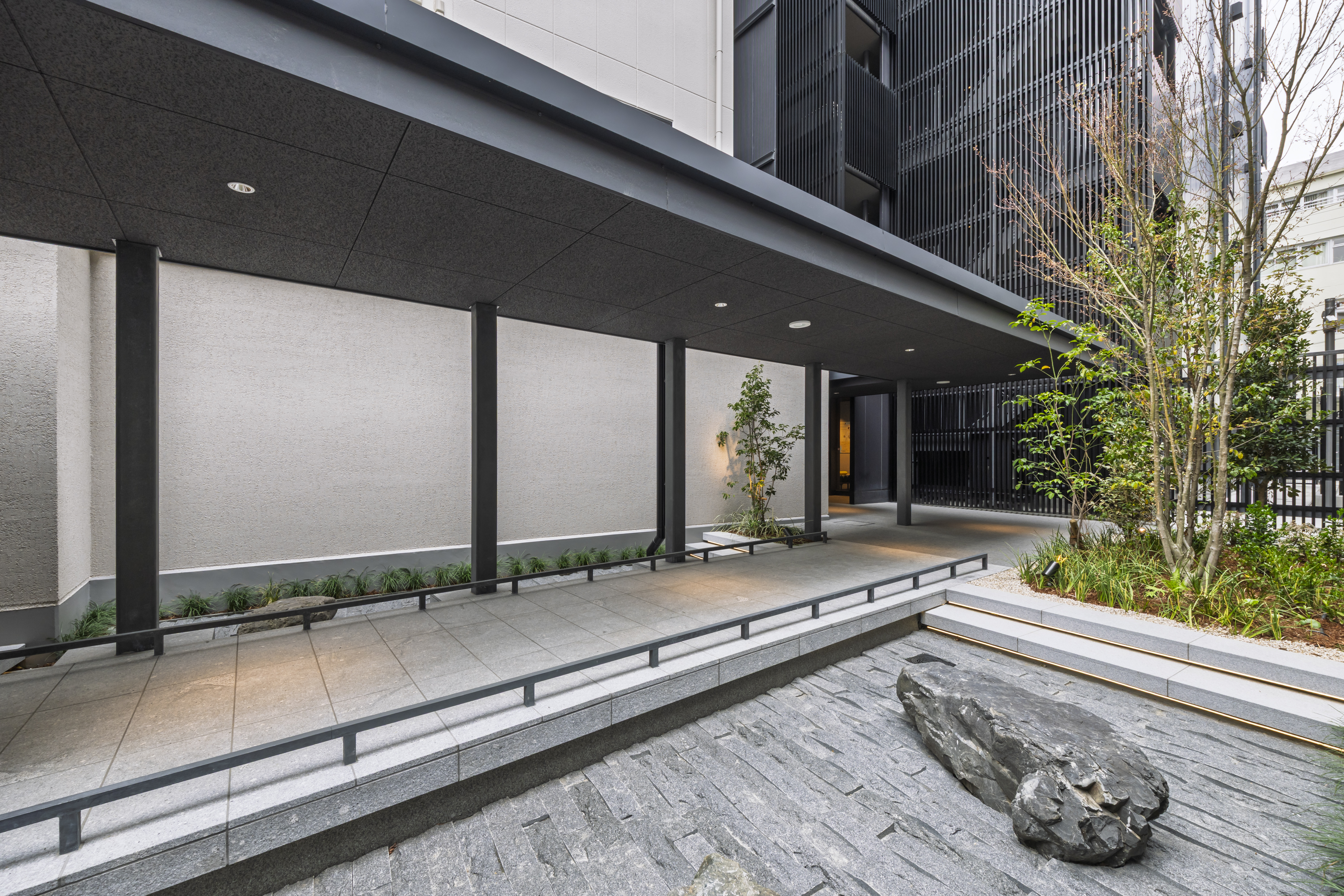 【通り庭】レセプション棟とゲスト棟をつなぐ通り庭は、大阪の&rdquo;筋&rdquo;をイメージしています。