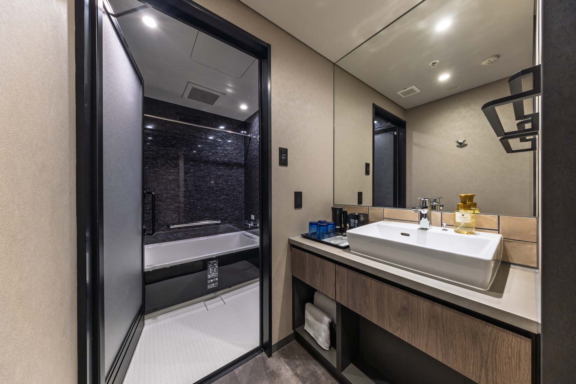 【ファミリー和洋室】バス・洗面所・トイレがそれぞれ独立しております。