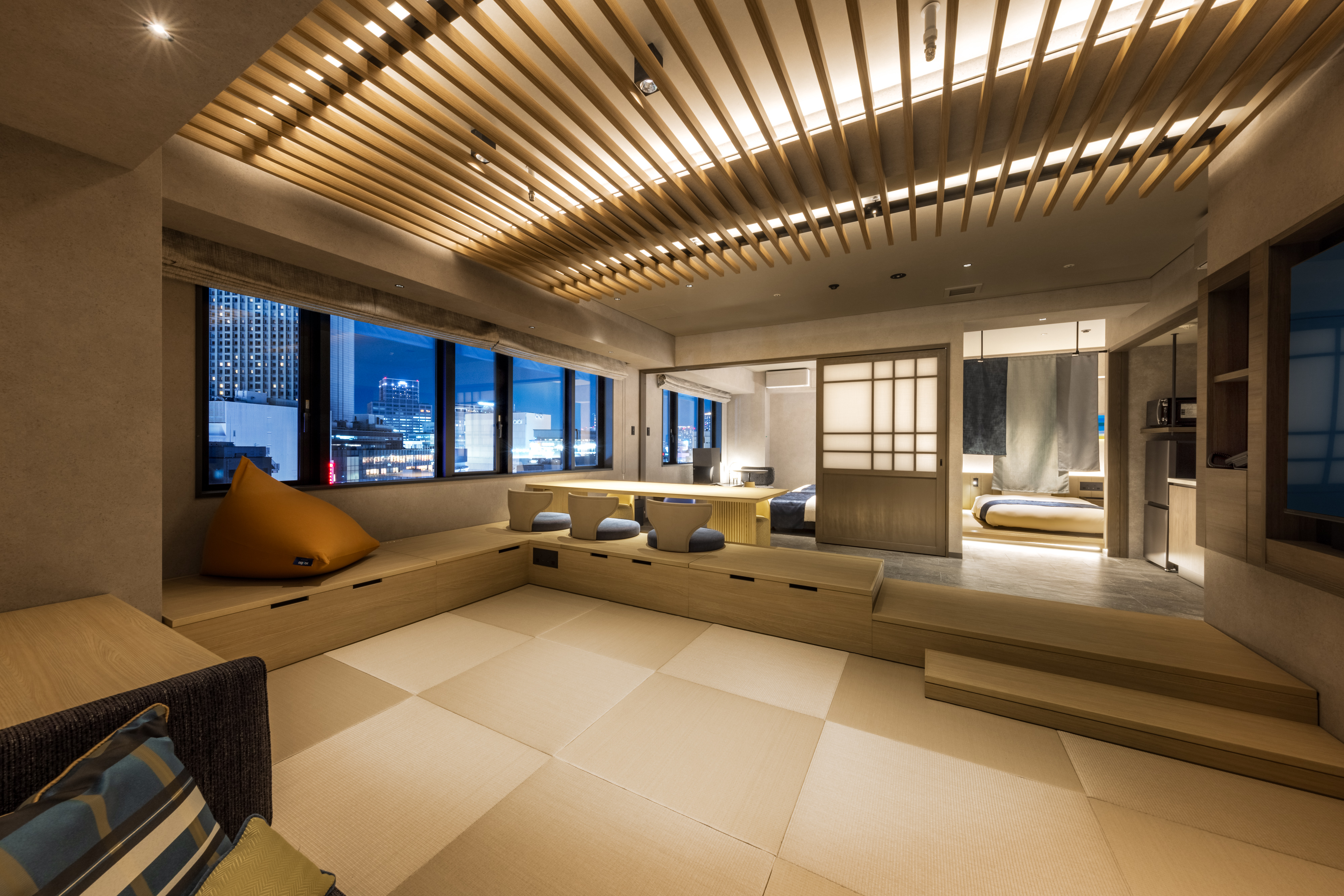 【デラックススイート】大きな窓から通天閣を望める解放感のあるお部屋。靴を脱いで自宅のようにリラックス