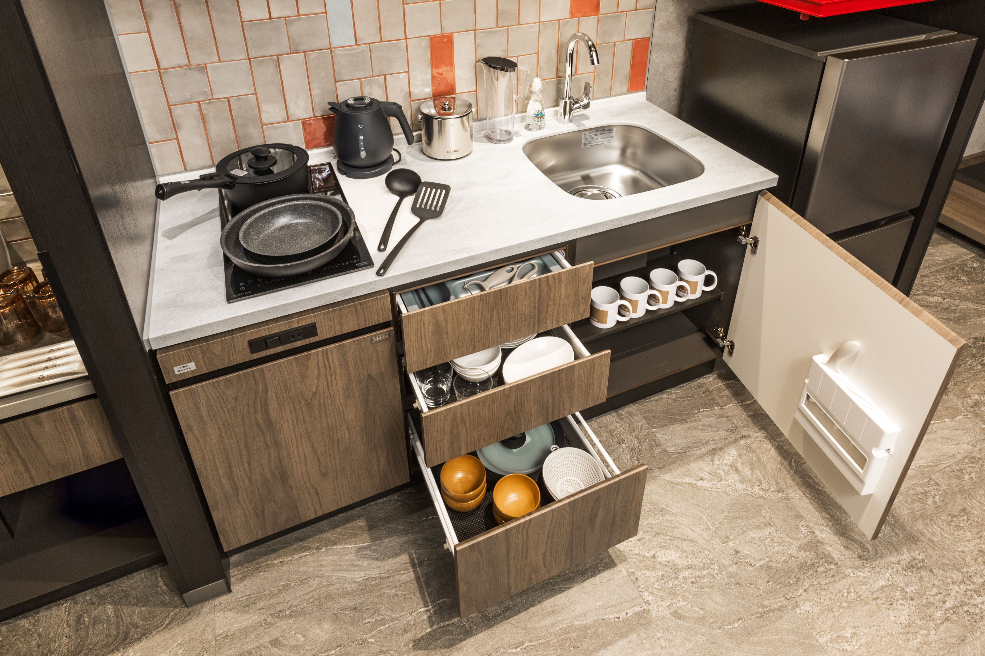 【スーペリアファミリーバンク】キッチン付きで、食器や調理器具などのキッチン用品も取り揃えております。