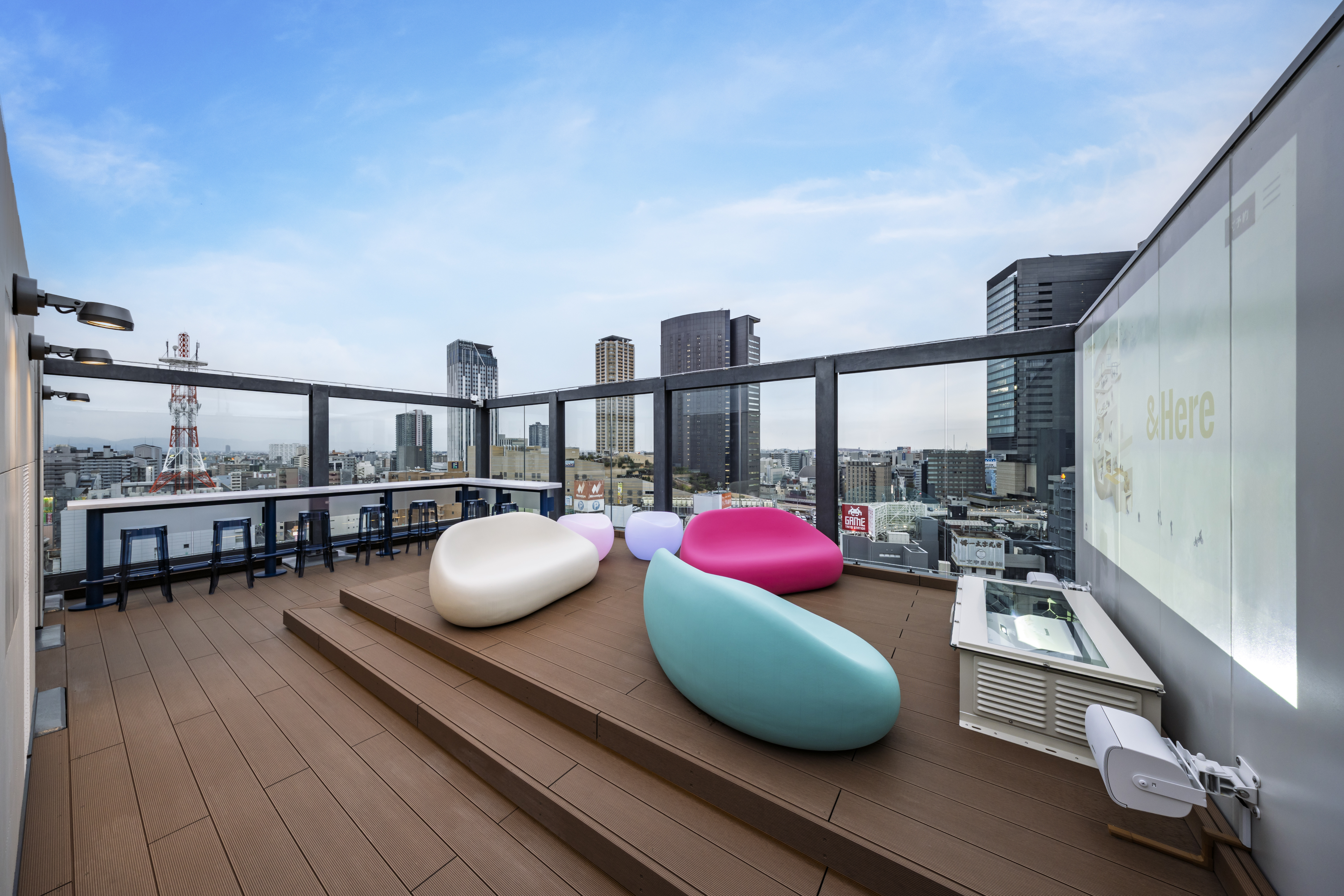 【屋上テラス】大阪の夜景を大阪らしさのあるドリンクとともに。エンタメの聖地を思う存分満喫。