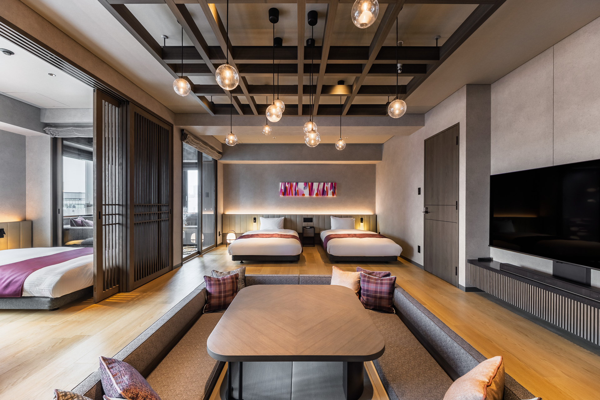 【エグゼクティブスイート】囲炉裏のように囲むダウンリビングが特徴。旅の計画を立てるワクワクが増幅♪