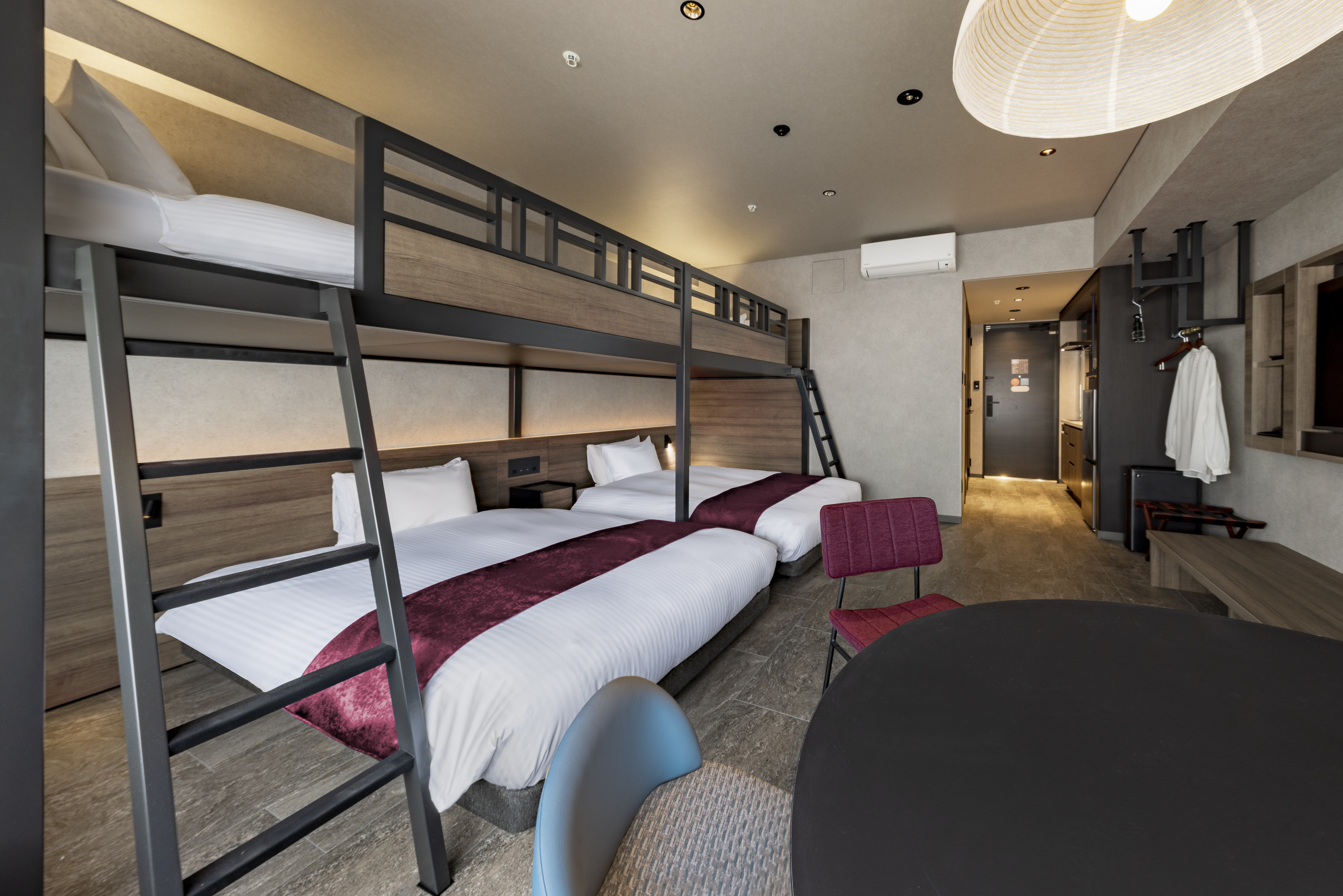 【デラックスファミリーバンク】ベンチソファに腰かけ、自然と会話が弾むような明るい印象のお部屋です。