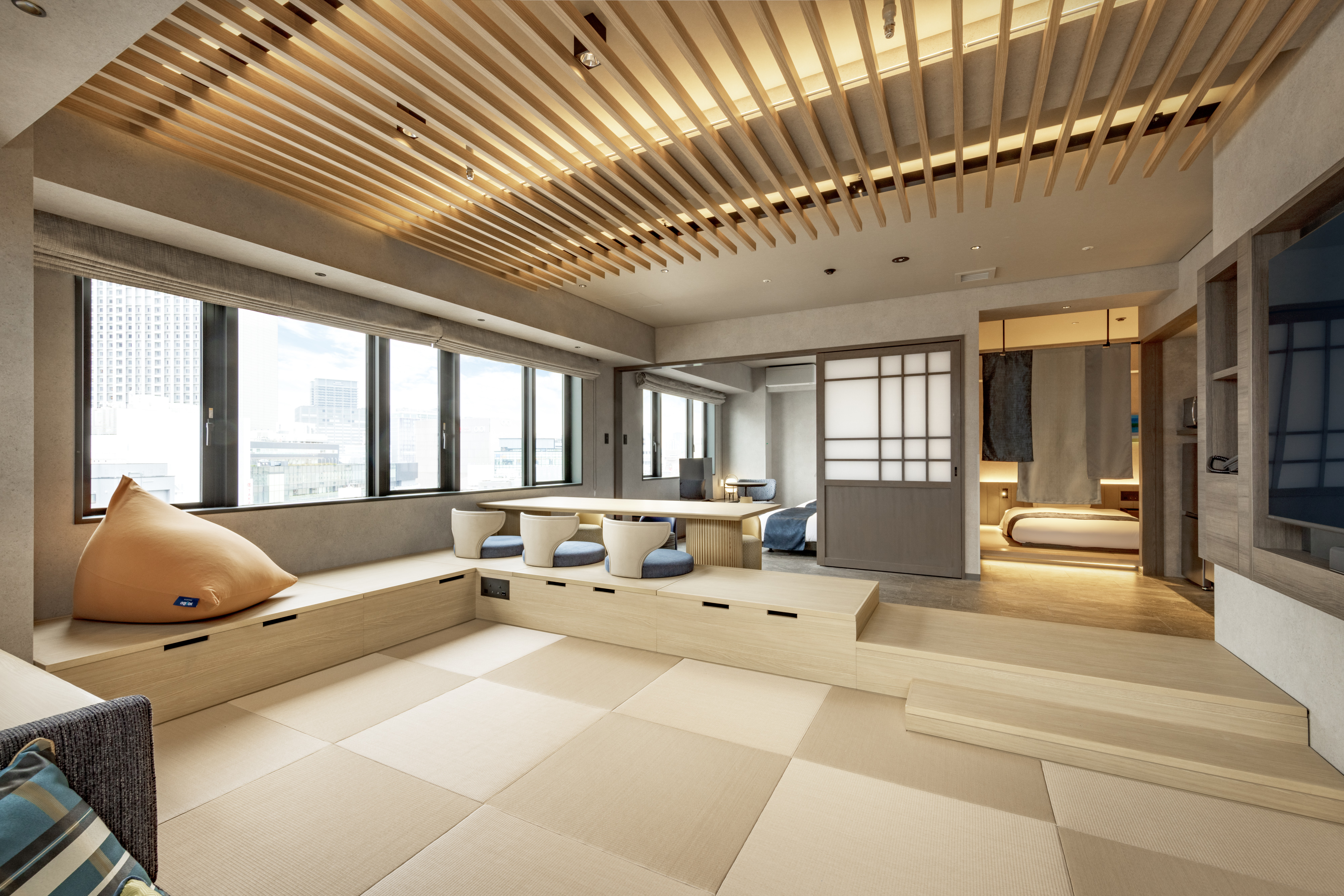 【デラックススイート】大きな窓から通天閣を望める解放感のあるお部屋。靴を脱いで自宅のようにリラックス