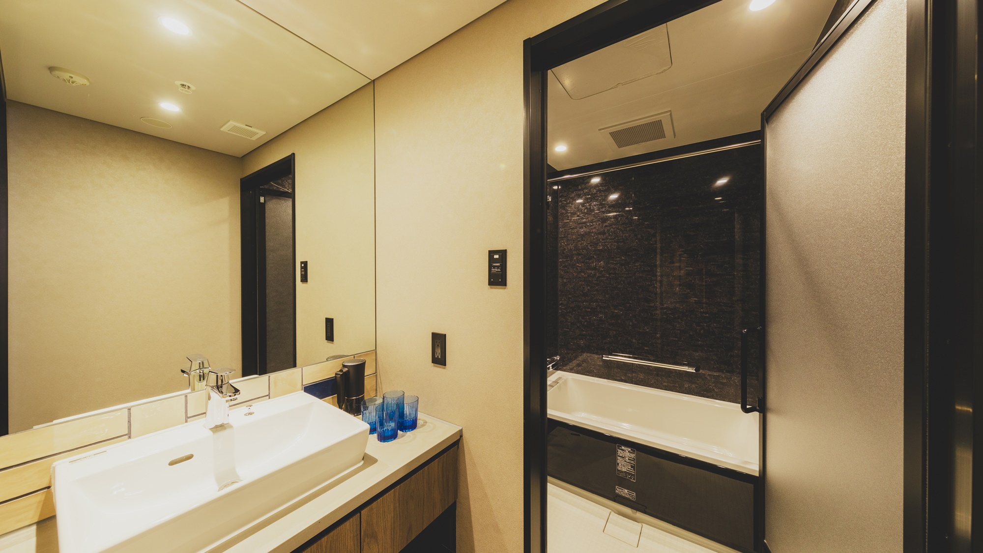 【デラックスファミリーバンク】バス・洗面所・トイレがそれぞれ独立しております。