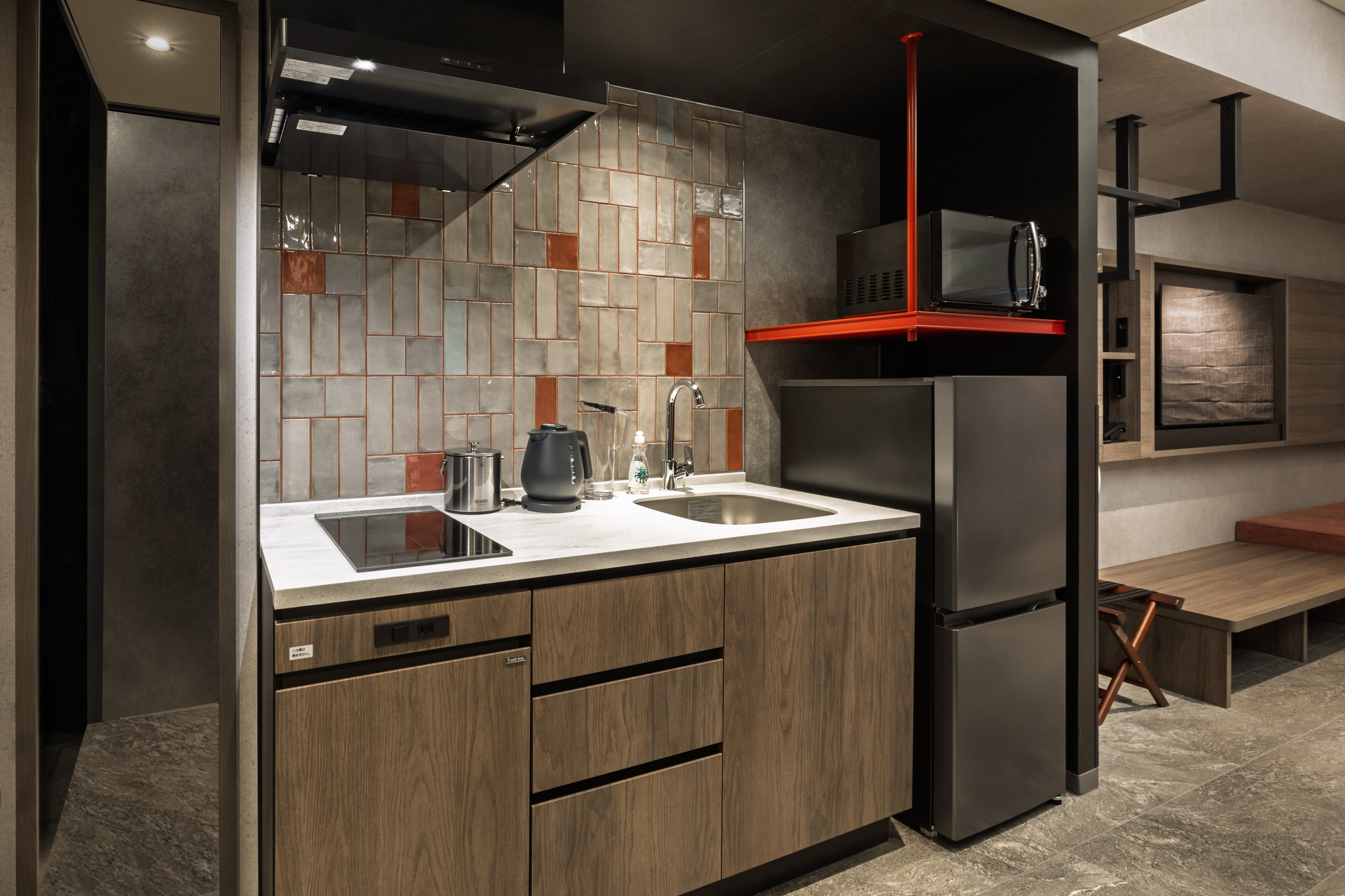 【デラックスファミリーバンク】キッチンには冷蔵冷凍庫・電子レンジ、調理器具をご用意しております。