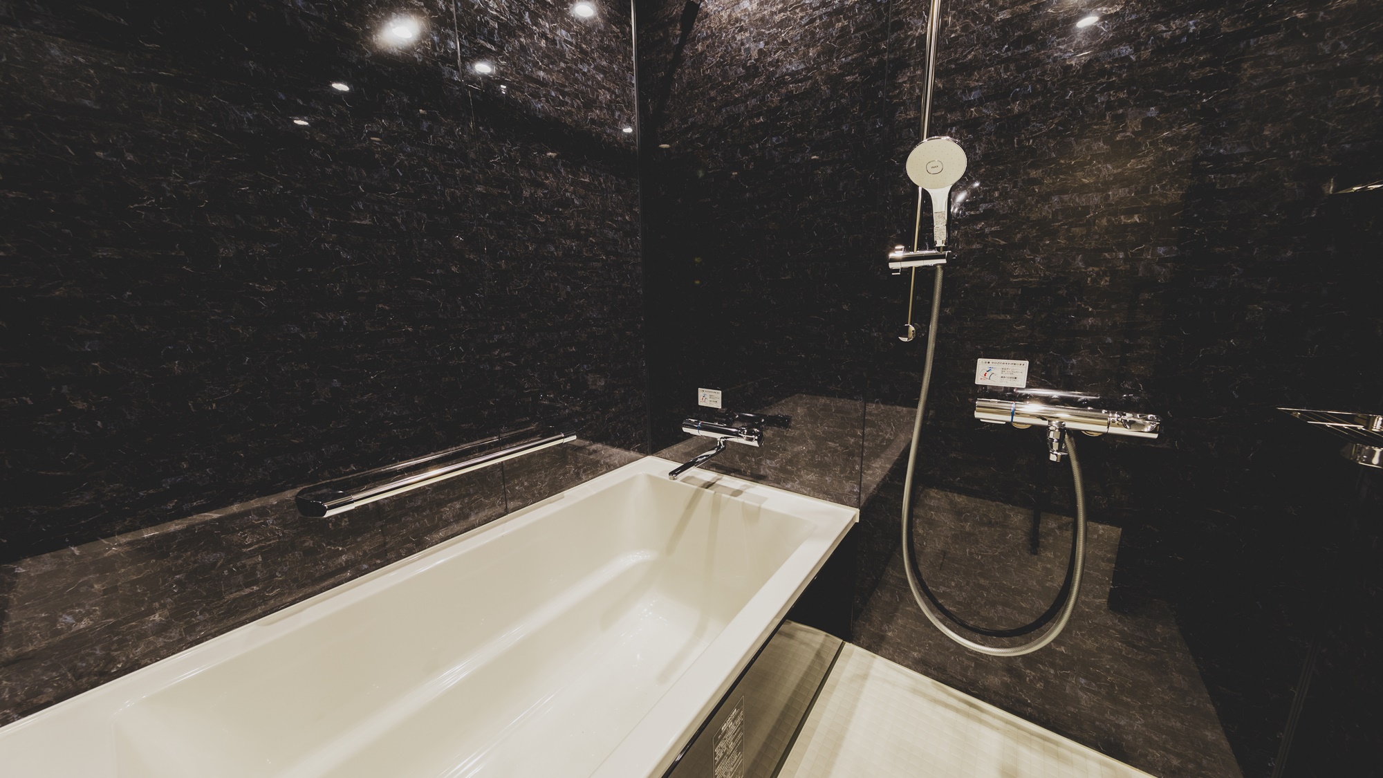 【スーペリアファミリーバンク】シックな印象のバスルームで旅の疲れを癒しましょう。