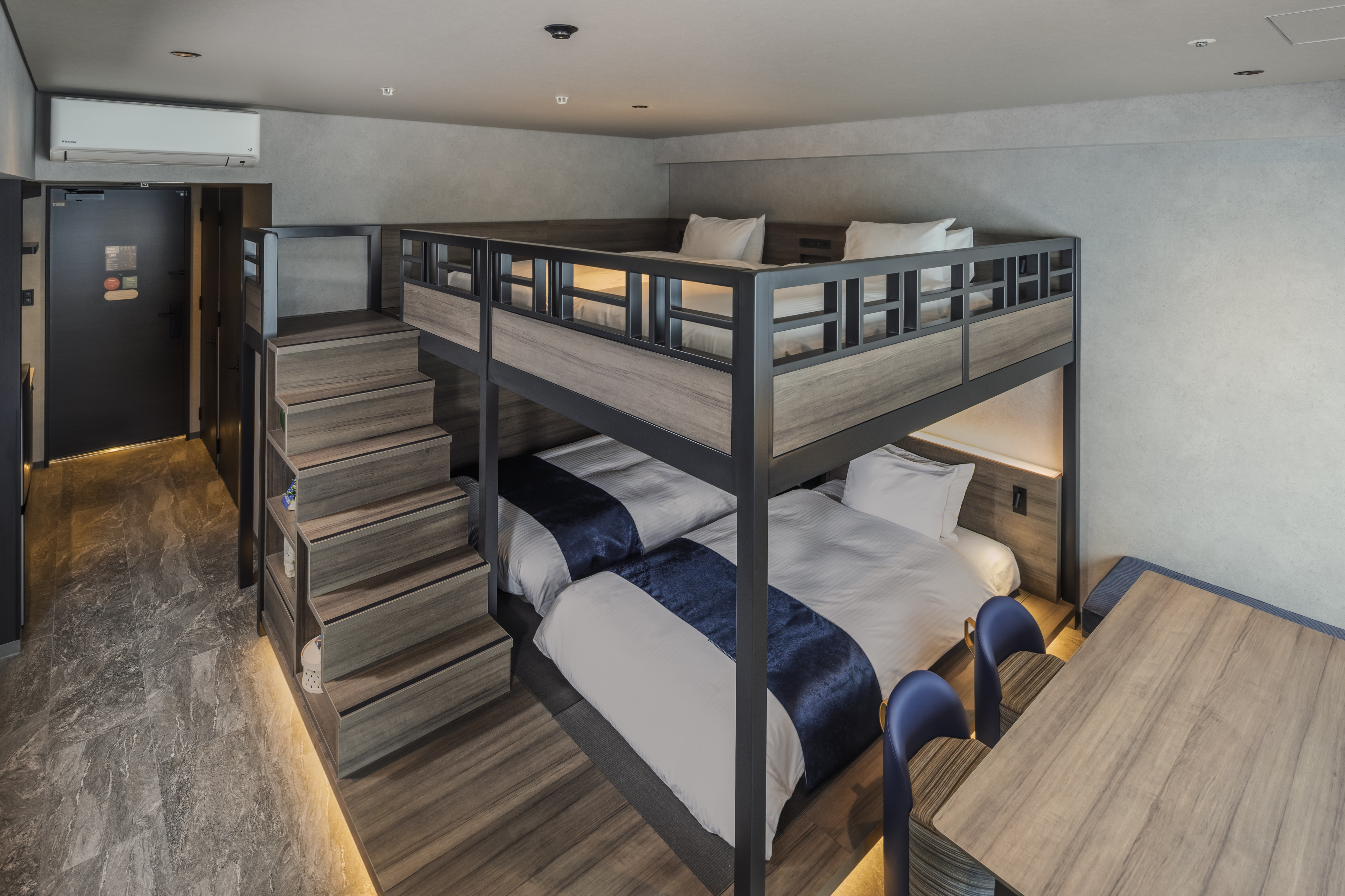 【スタンダードファミリーバンク】大きなダイニングテーブルを備えたシックな雰囲気のお部屋です。