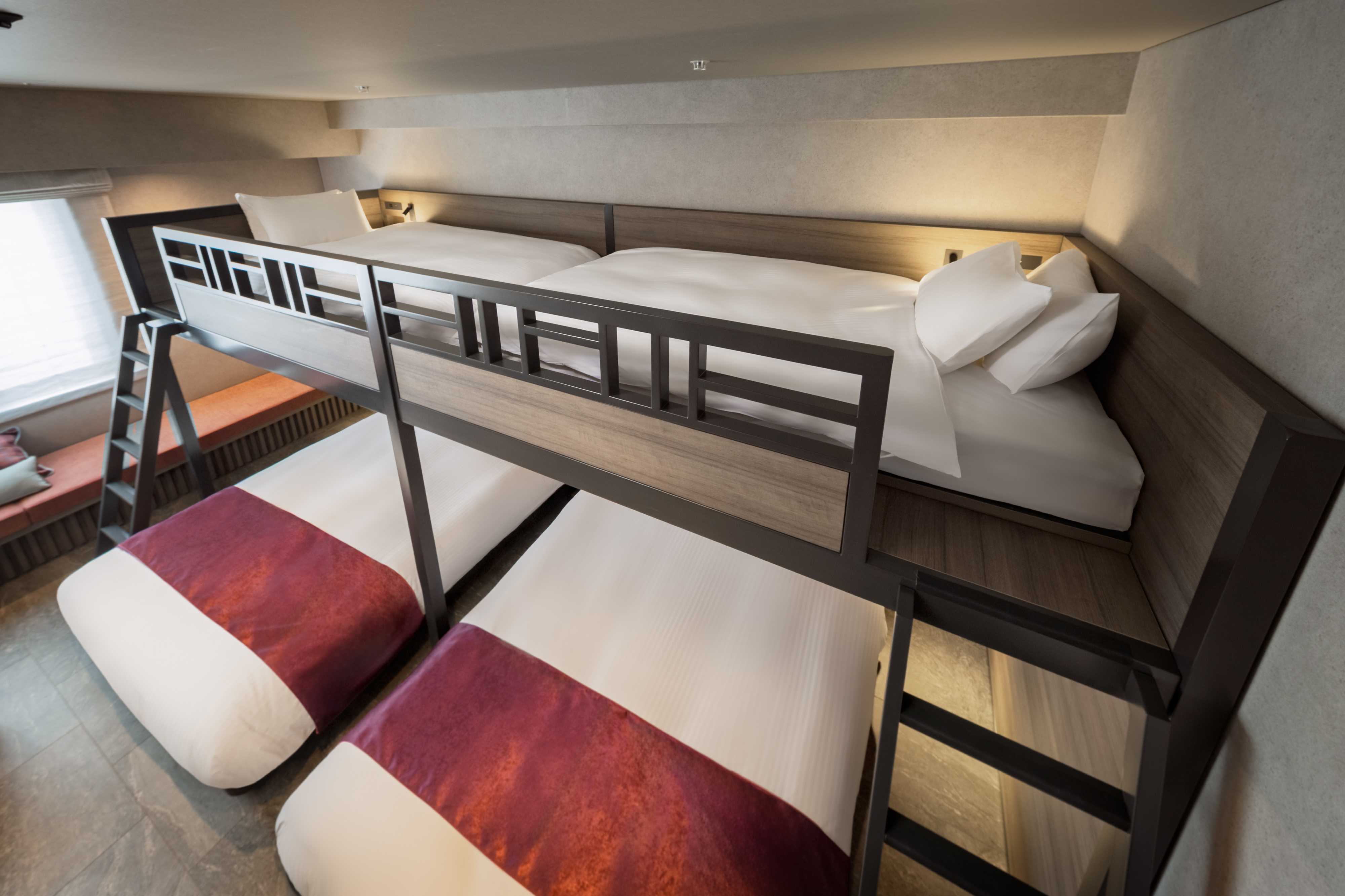 【デラックスファミリーバンク】ベンチソファに腰かけ、自然と会話が弾むような明るい印象のお部屋です。