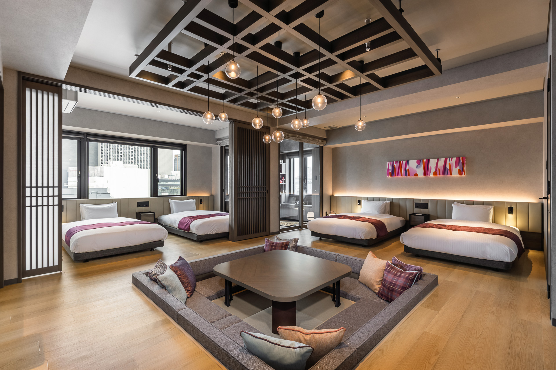 【エグゼクティブスイート】囲炉裏のように囲むダウンリビングが特徴。旅の計画を立てるワクワクが増幅♪