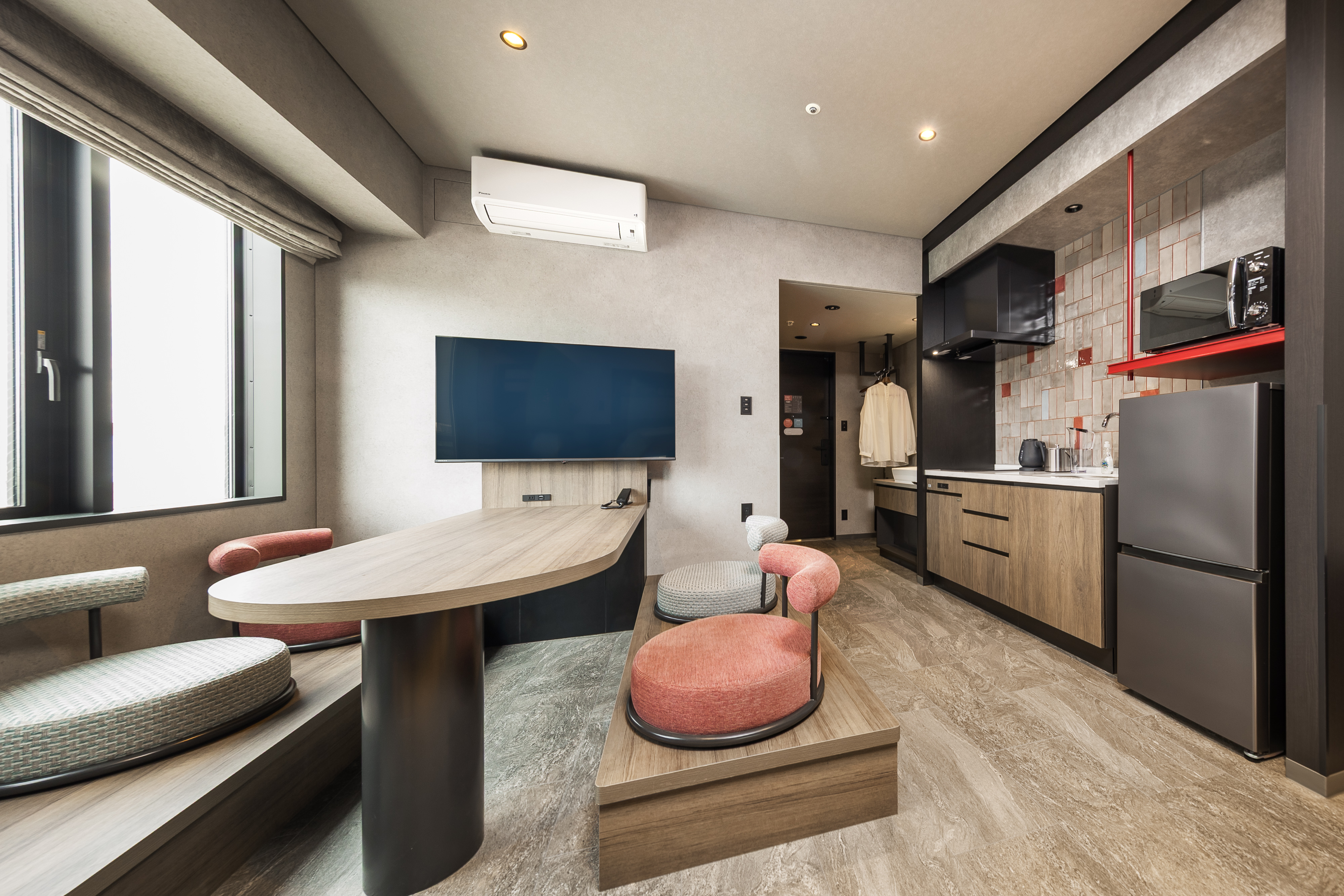 【スーペリアファミリーバンク】中央にある掘りごたつが、和の趣を活かしたリラックス空間を演出