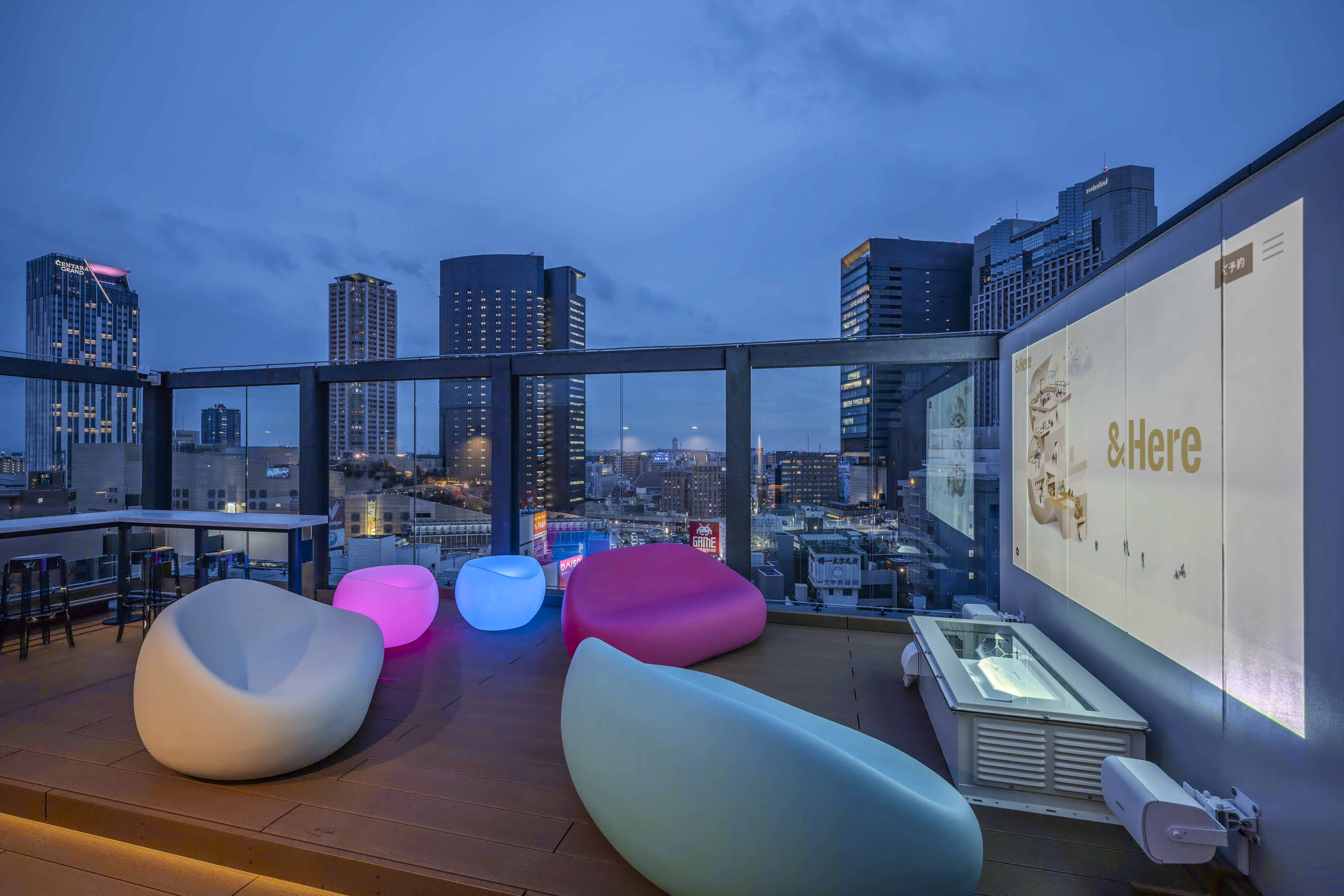  【屋上テラス】夜景の中で楽しめる&rdquo;ルーフトップテラス&rdquo;。難波千日前は大阪映画発祥の地で大型モニター