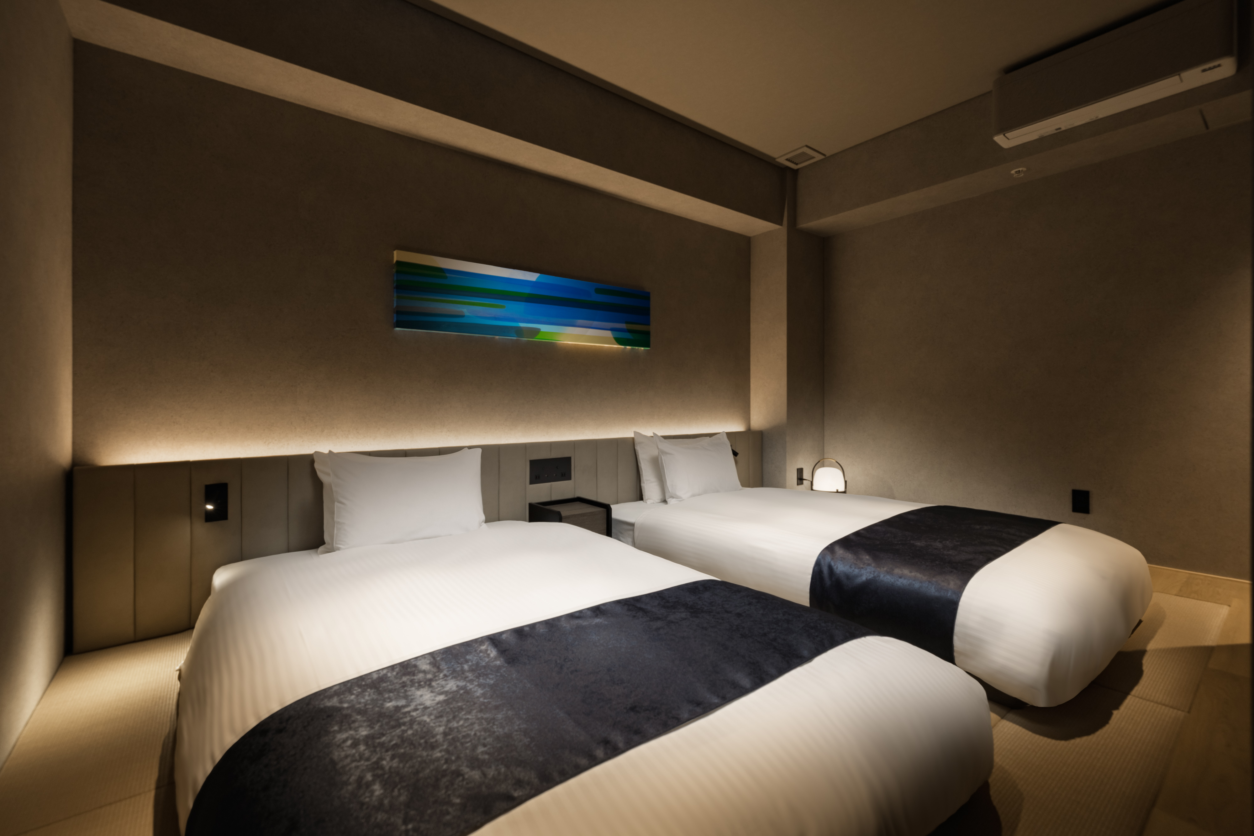 【デラックススイート】大きな窓から通天閣を望める解放感のあるお部屋。靴を脱いで自宅のようにリラックス