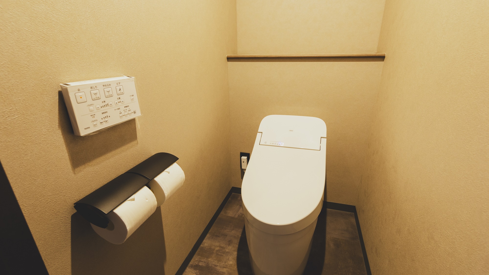 【客室一例】温水機能付きの自動洗浄トイレです。