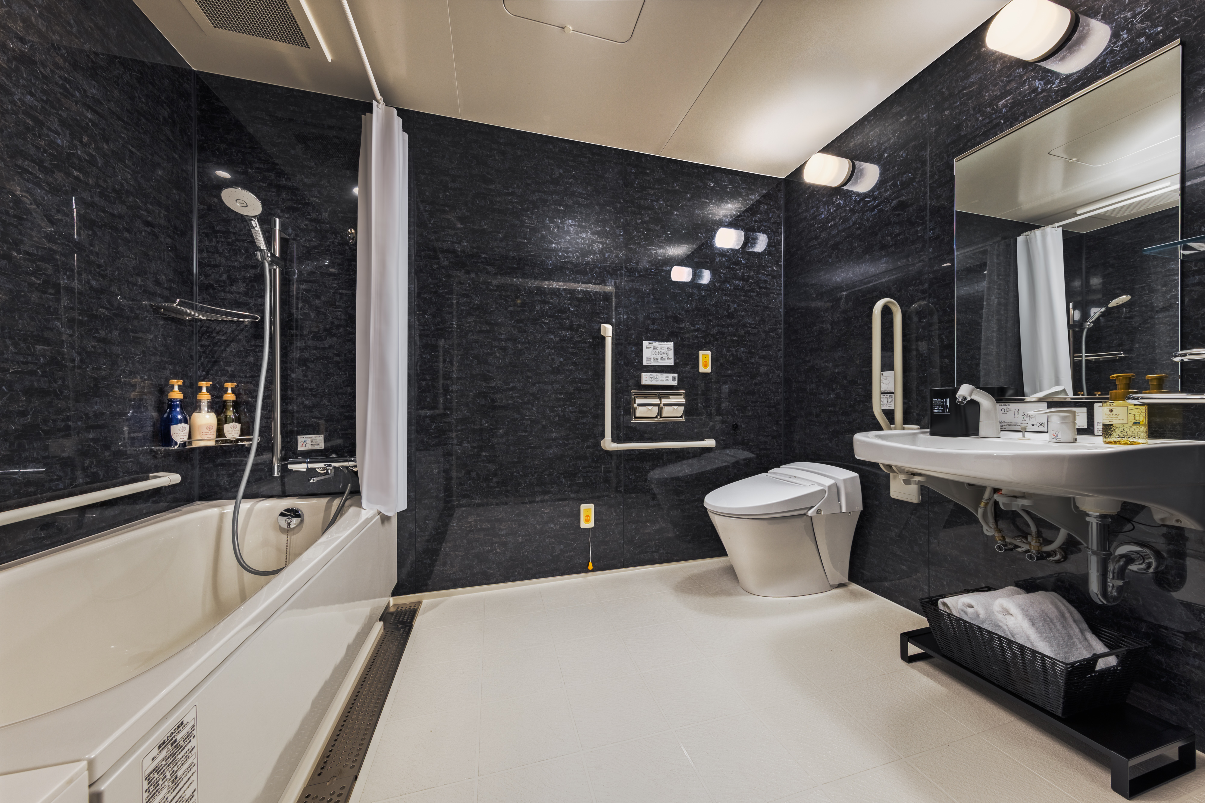 【ユニバーサルツイン】客室は車椅子対応仕様で、快適にお過ごしいただけるバリアフリー対応のお部屋です。