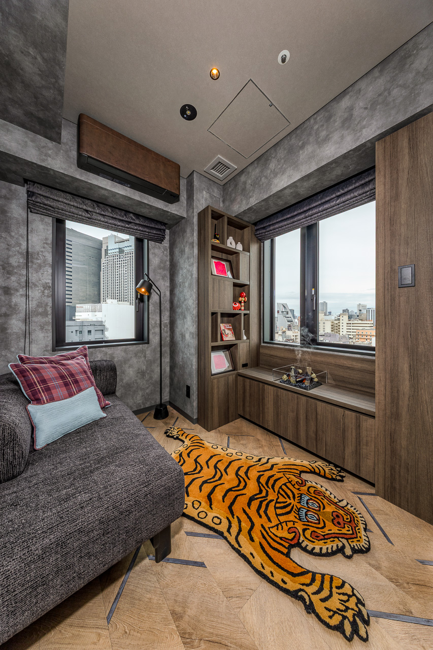 【エグゼクティブスイート】囲炉裏のように囲むダウンリビングが特徴。旅の計画を立てるワクワクが増幅♪