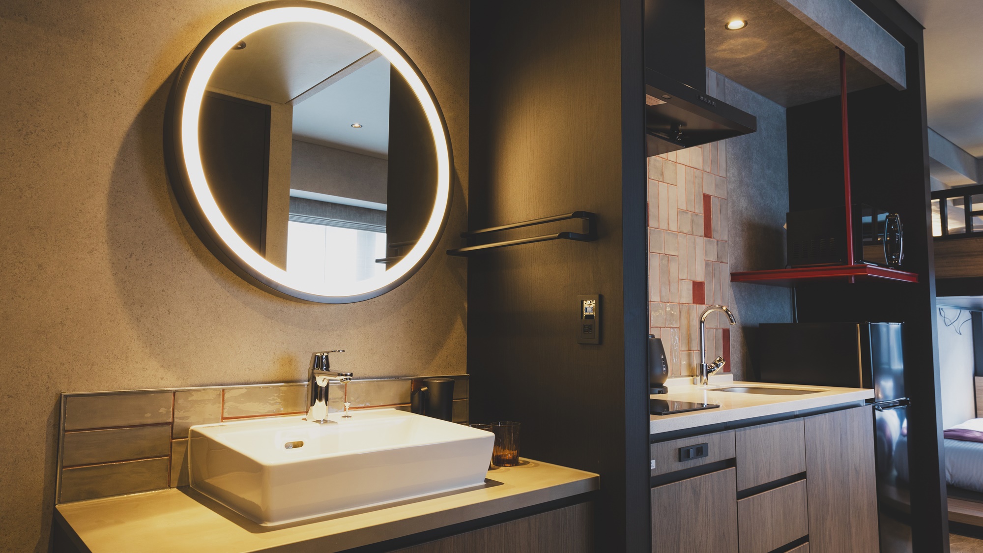 【スーペリアファミリーバンク】女性に嬉しい照明付きミラーを設置した洗面台。