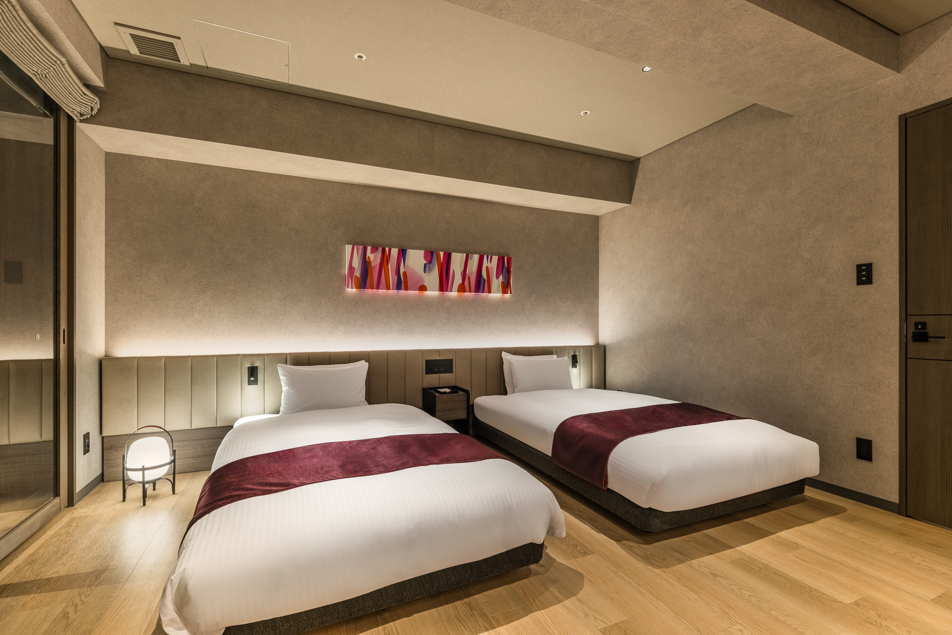 【エグゼクティブスイート】セミダブルベッド6台を備えた、当ホテルで一番広い79㎡のお部屋です。