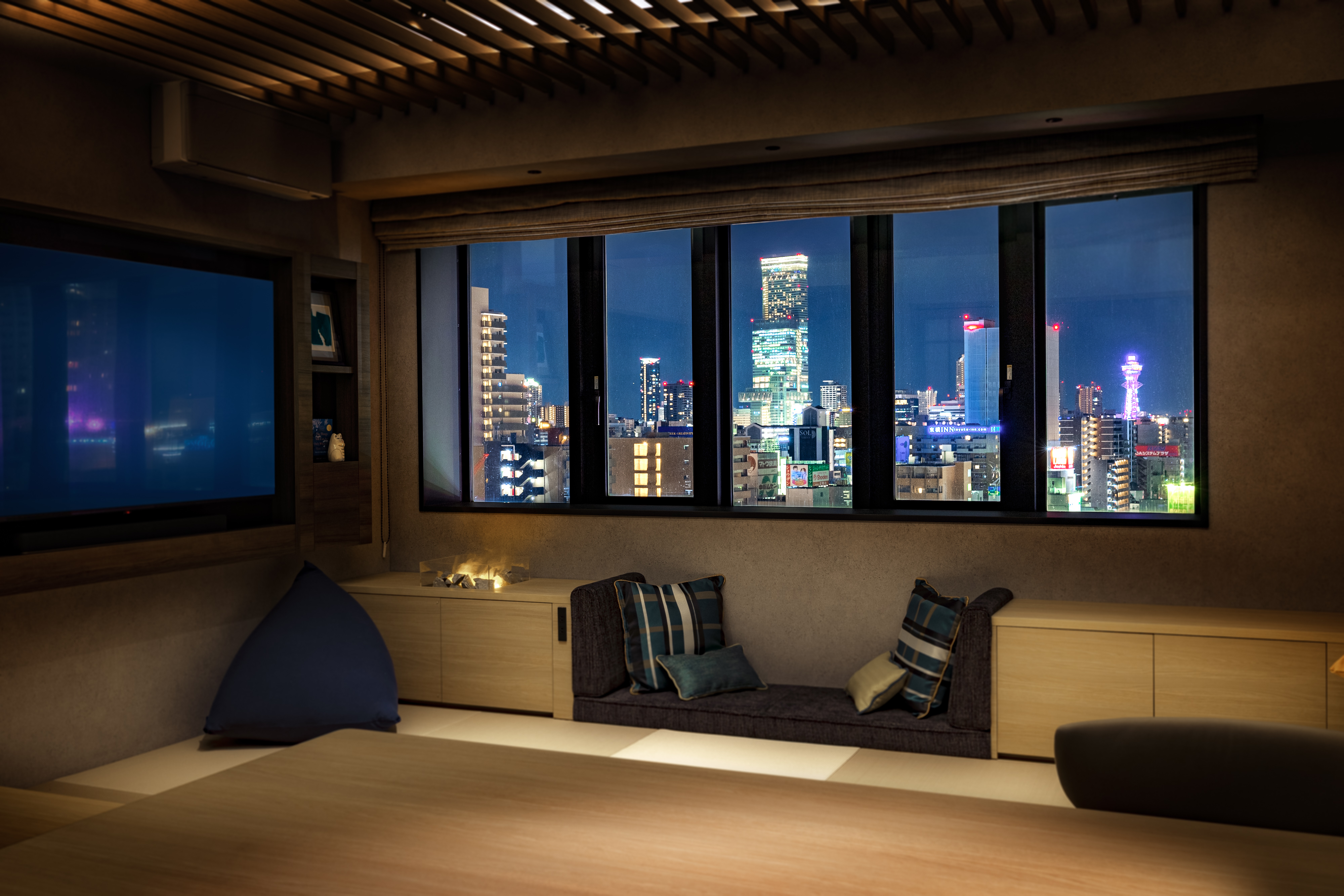 【デラックススイート】大きな窓から通天閣を望める解放感のあるお部屋。靴を脱いで自宅のようにリラックス