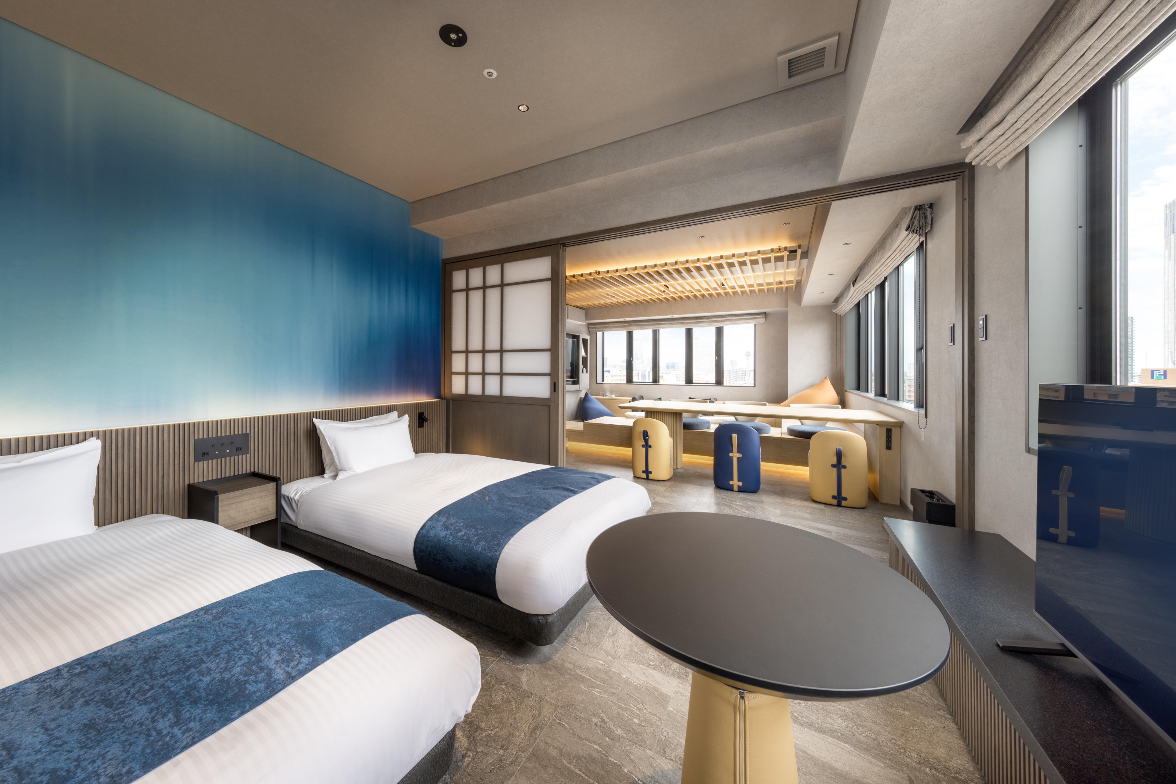 【デラックススイート】大きな窓から通天閣を望める解放感のあるお部屋。靴を脱いで自宅のようにリラックス