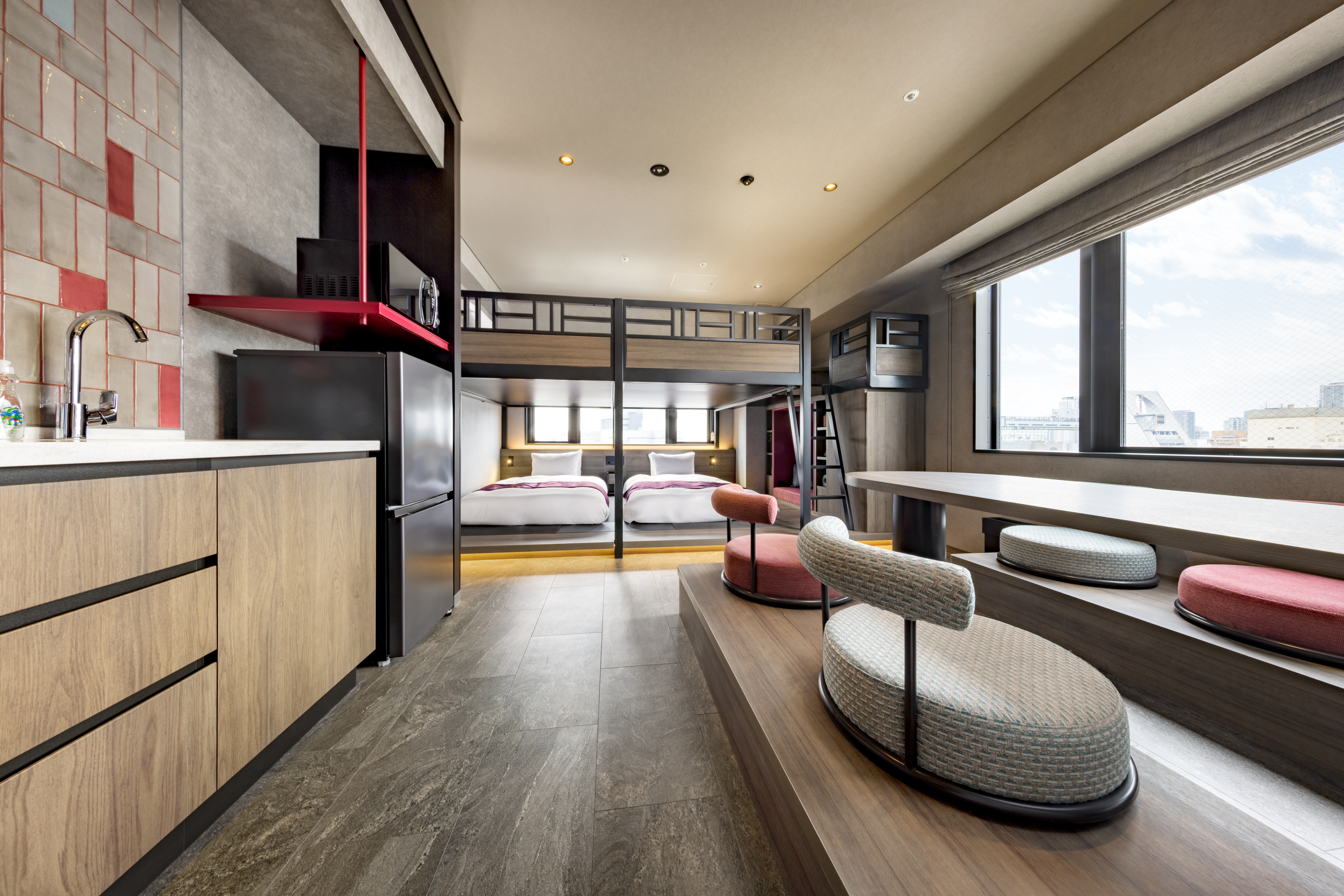 【スーペリアファミリーバンク】中央にある掘りごたつが、和の趣を活かしたリラックス空間を演出