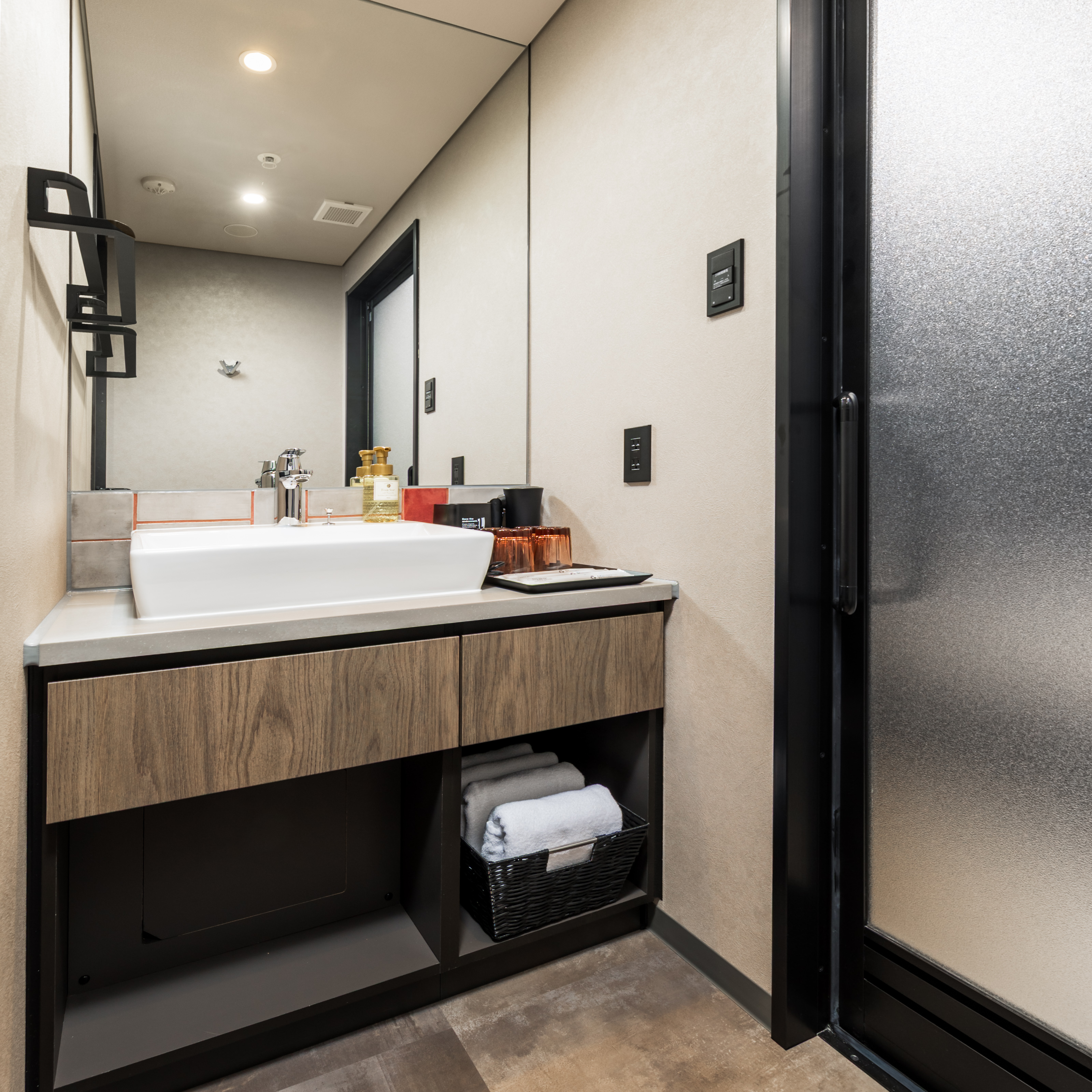 【デラックスファミリーバンク】バス・洗面所・トイレがそれぞれ独立しております。