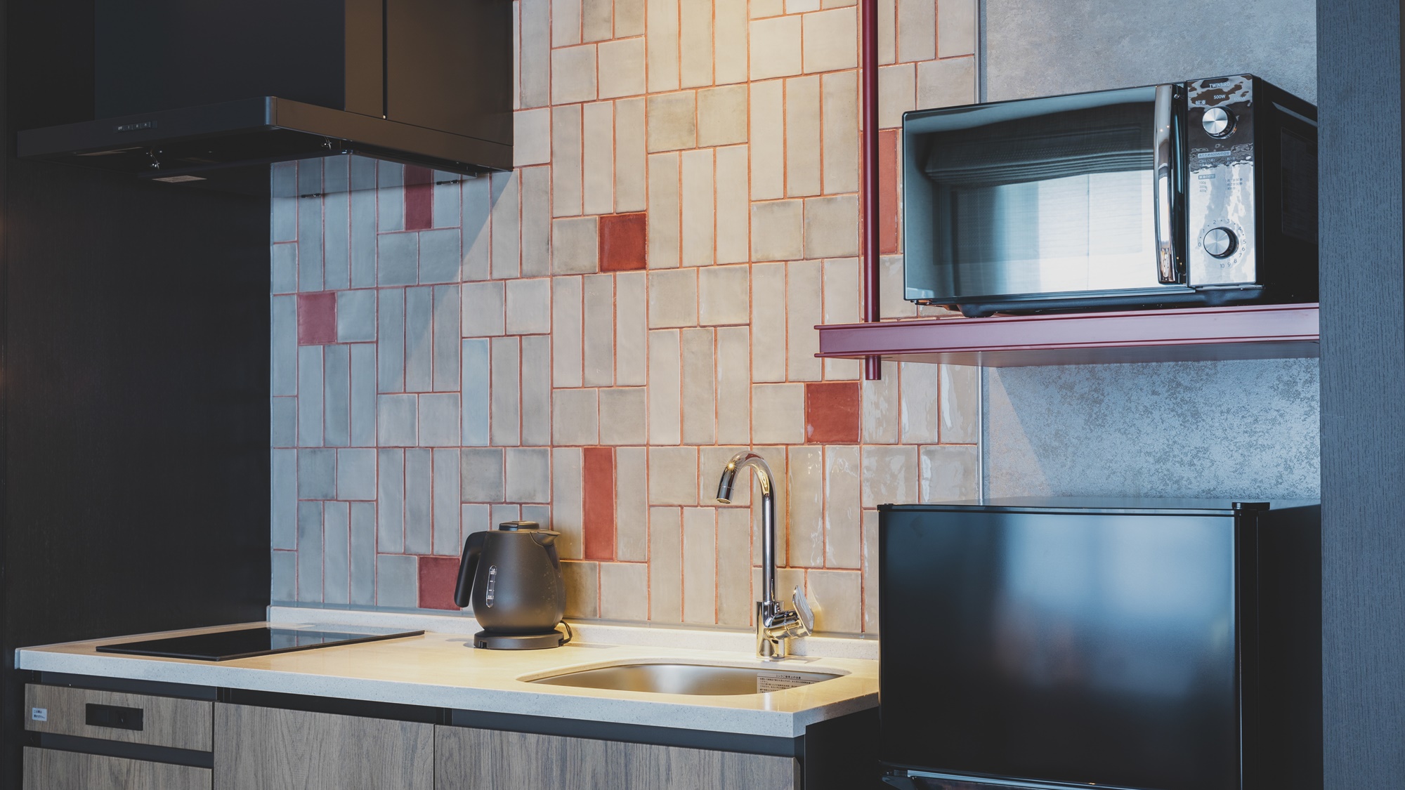 【スーペリアファミリーバンク】キッチンには冷蔵冷凍庫・電子レンジ、調理器具をご用意しております。