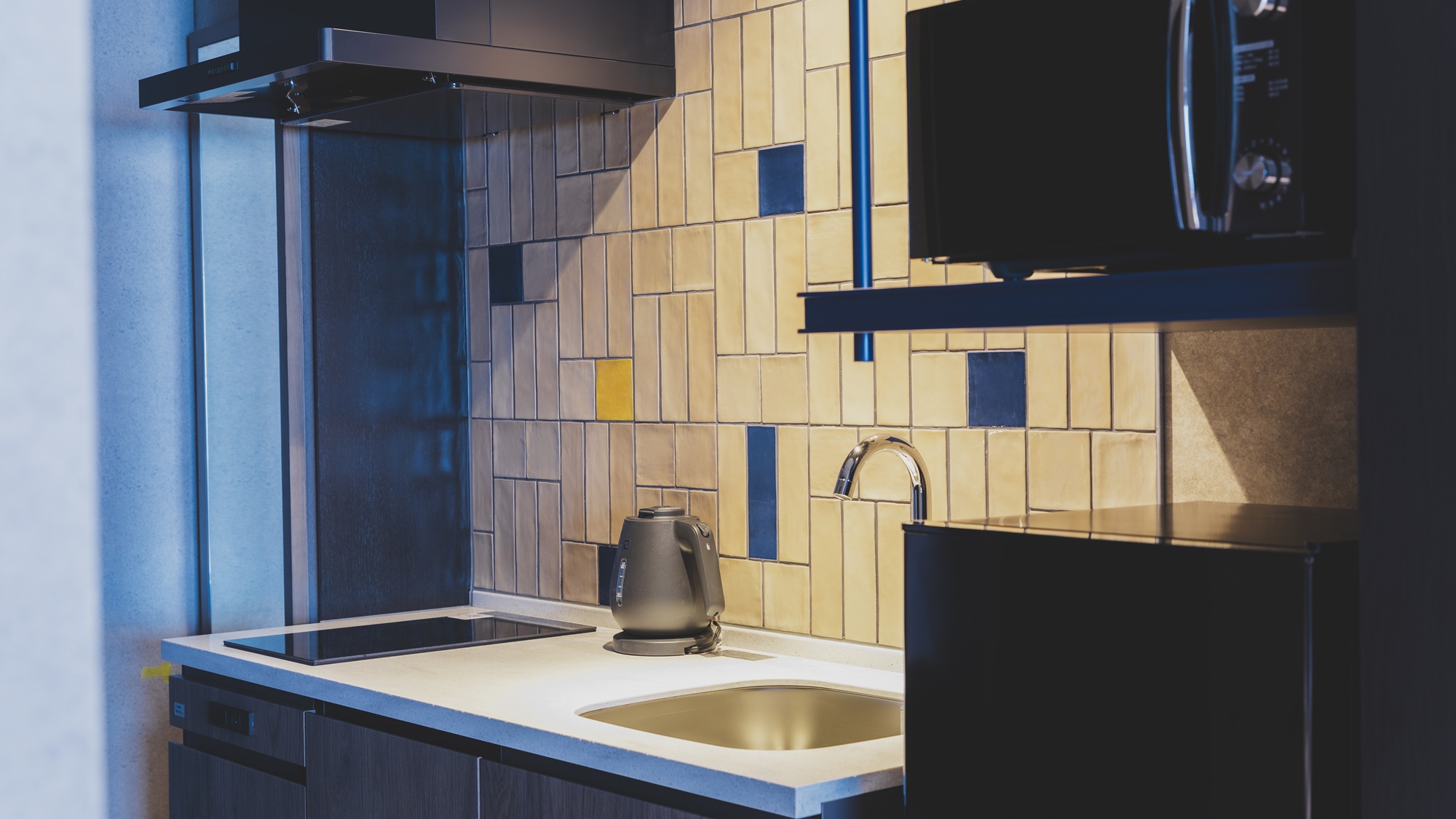 【デラックスファミリーバンク】キッチンには冷蔵冷凍庫・電子レンジ、調理器具をご用意しております。