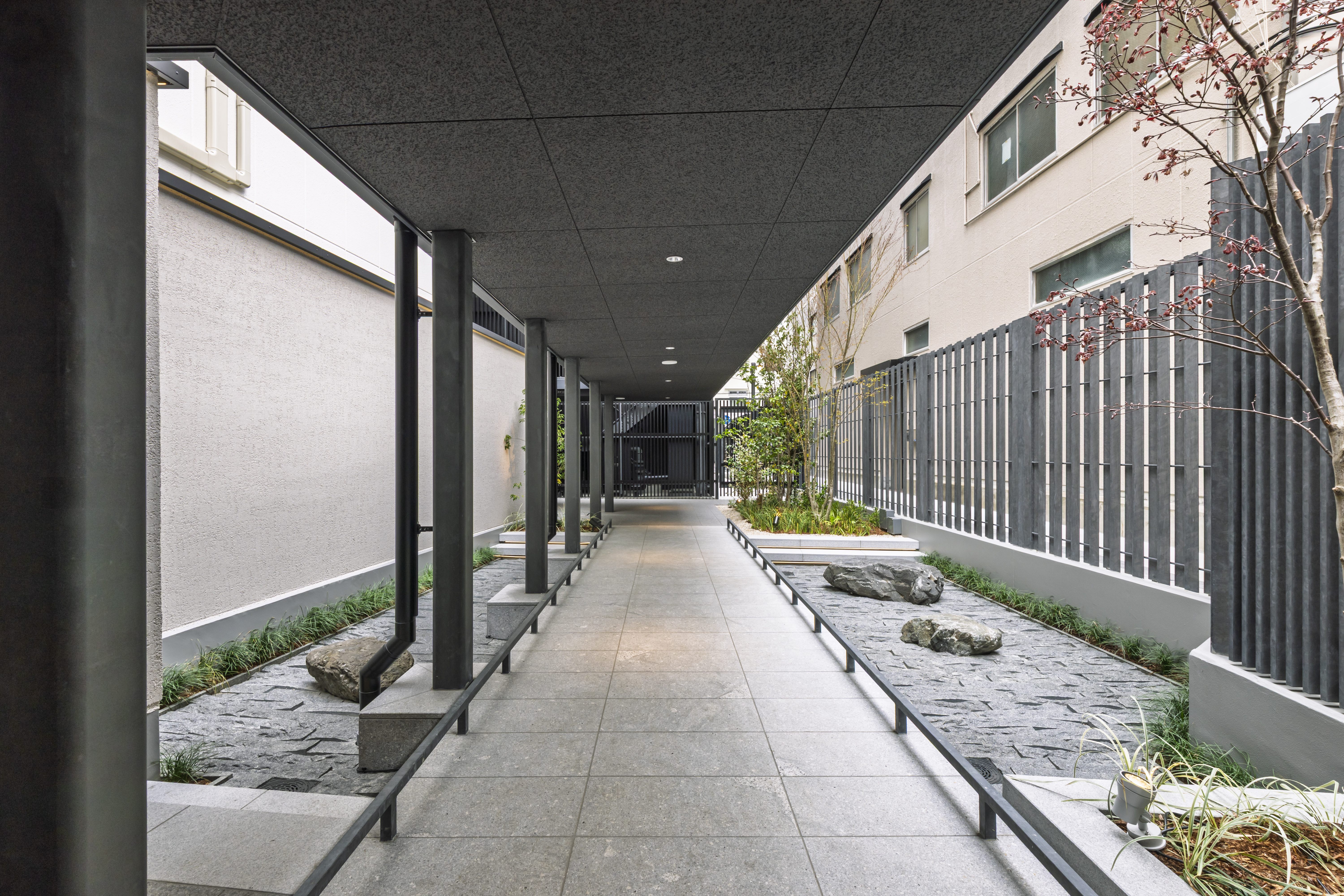 【通り庭】レセプション棟とゲスト棟をつなぐ通り庭は、大阪の&rdquo;筋&rdquo;をイメージしています。