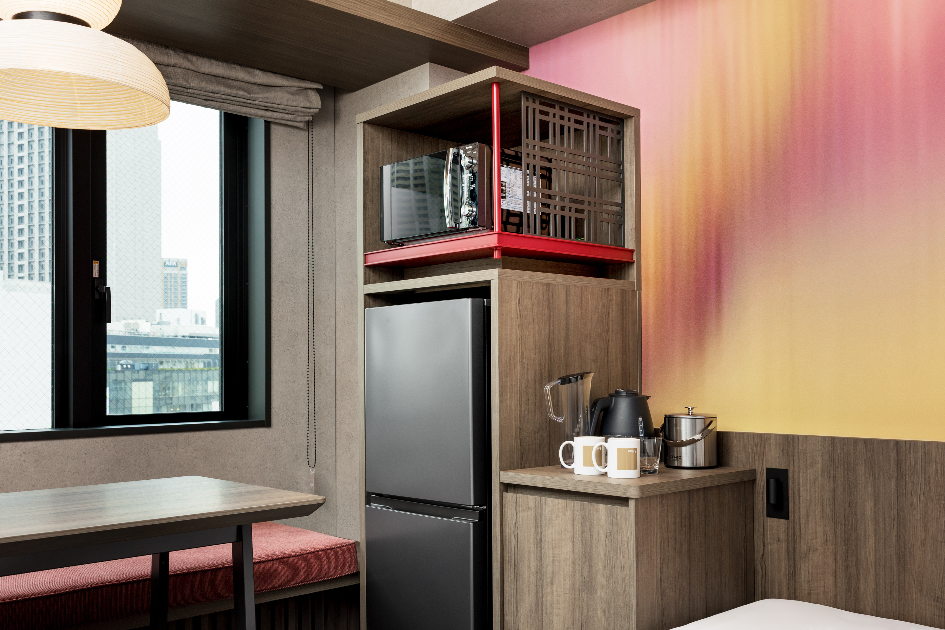 【デラックスツイン】窓際にベンチソファとテーブルを備えた、ゆっくり寛げるお部屋です。