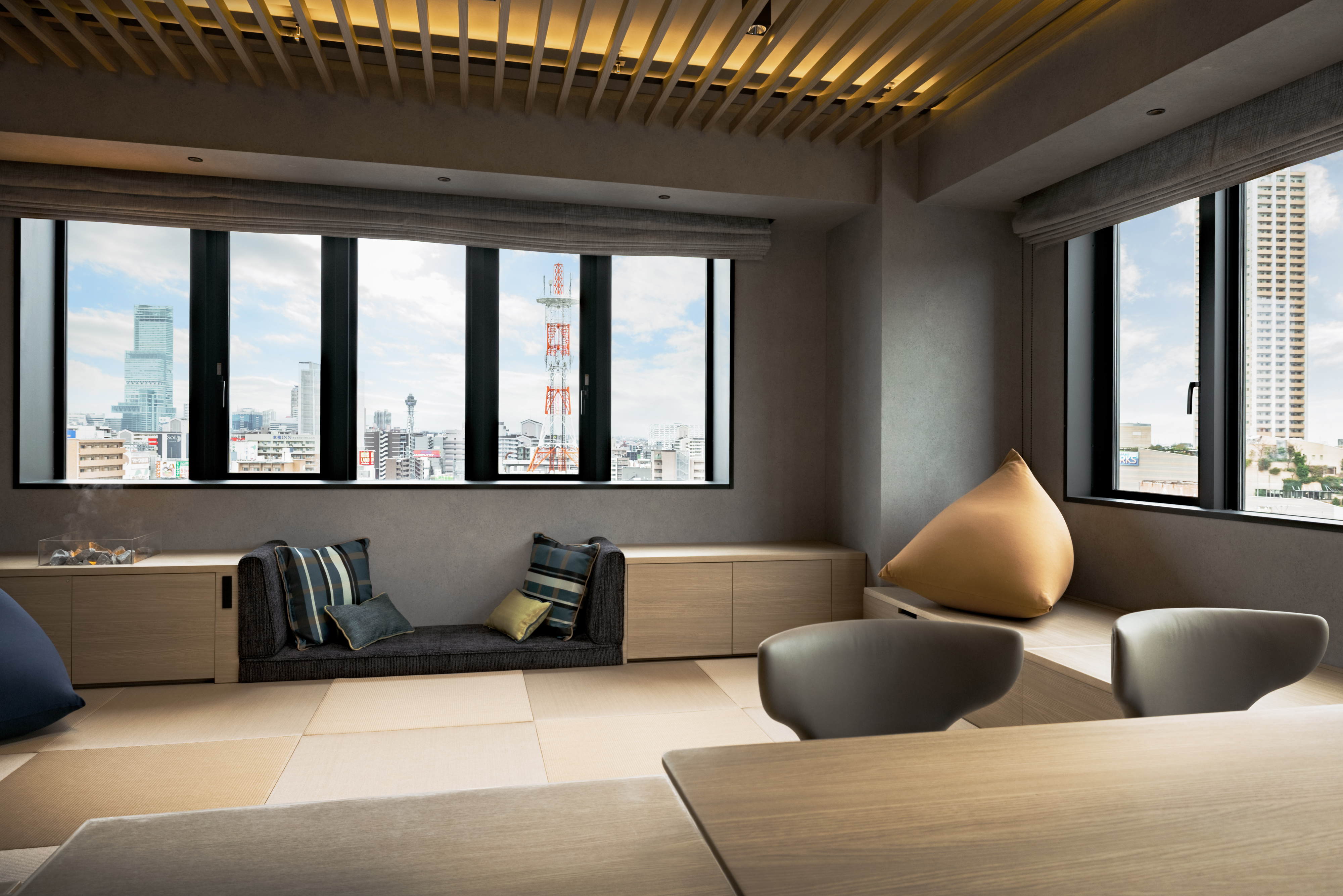 【デラックススイート】大きな窓から通天閣を望める解放感のあるお部屋。靴を脱いで自宅のようにリラックス