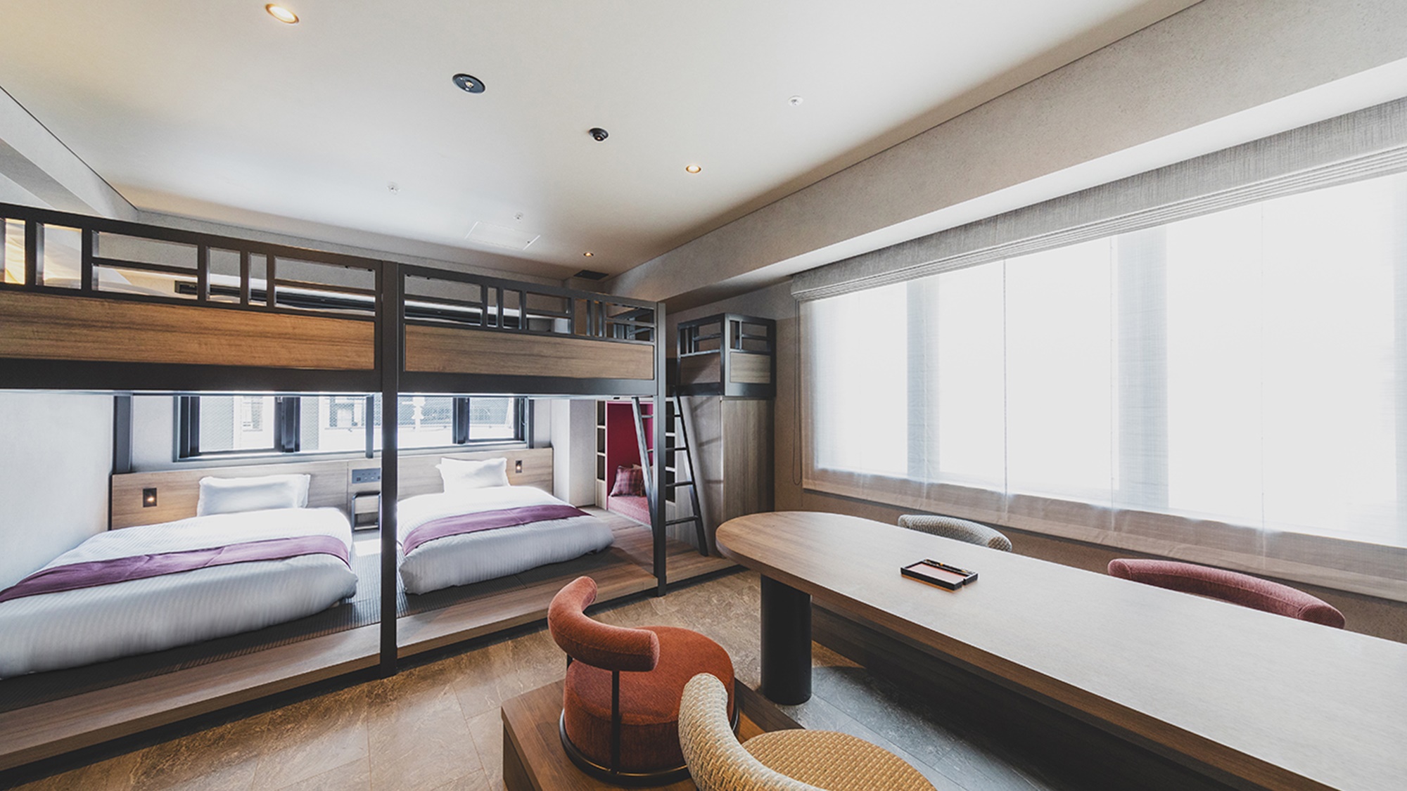 【スーペリアファミリーバンク】下段セミダブル2台、上段シングル2台で広々快適にご宿泊いただけます。