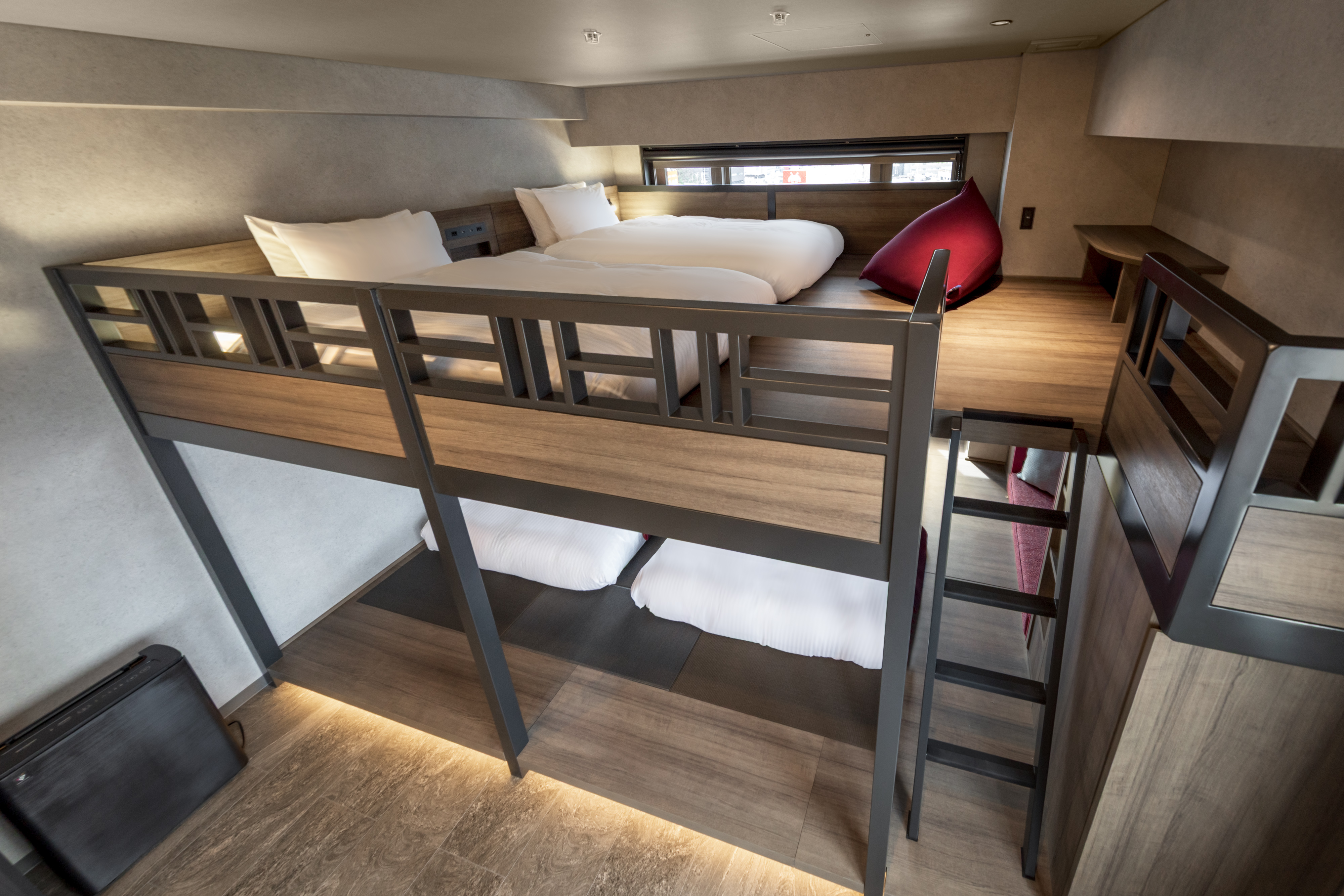 【スーペリアファミリーバンク】中央にある掘りごたつが、和の趣を活かしたリラックス空間を演出