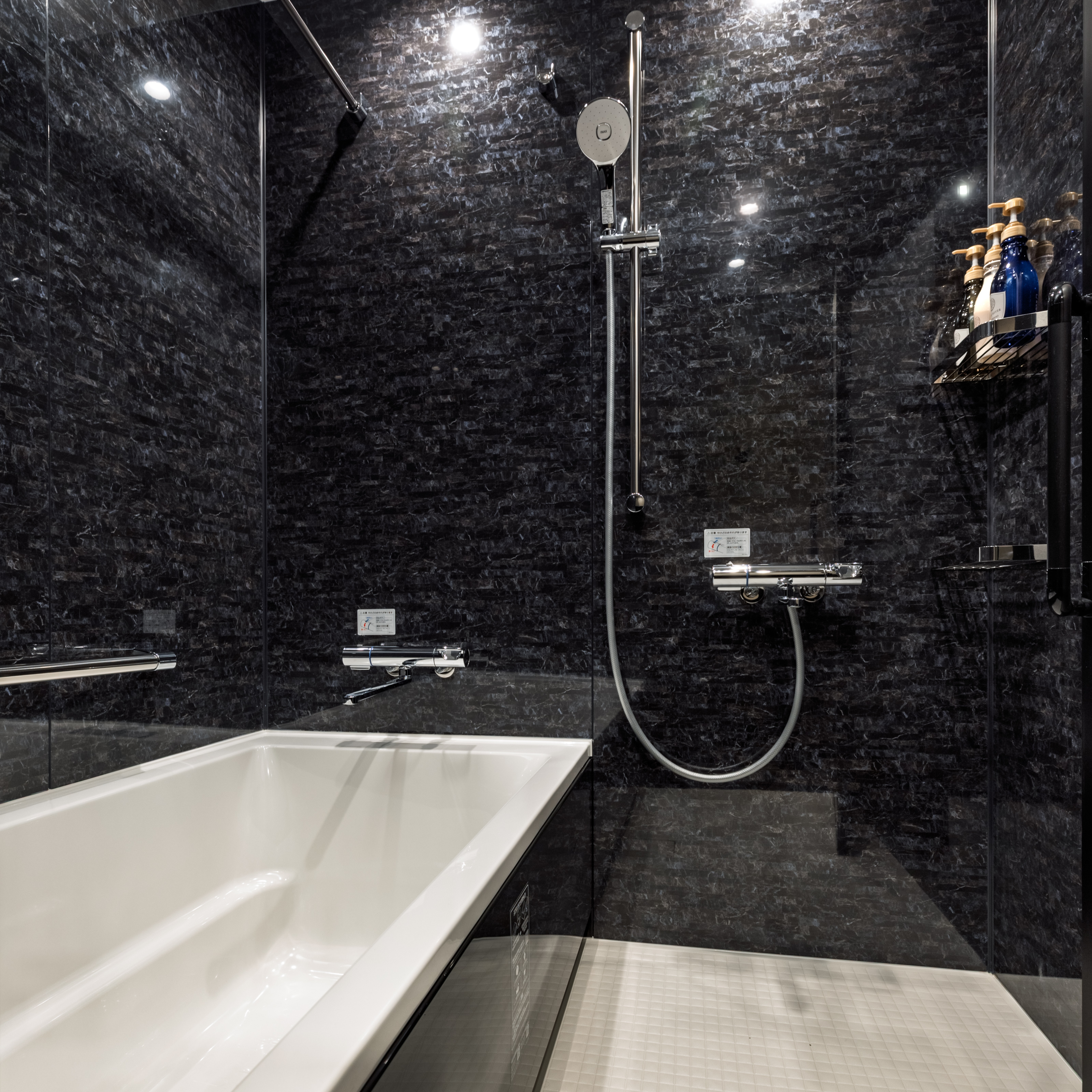 【スーペリアファミリーバンク】シックな印象のバスルームで旅の疲れを癒しましょう。