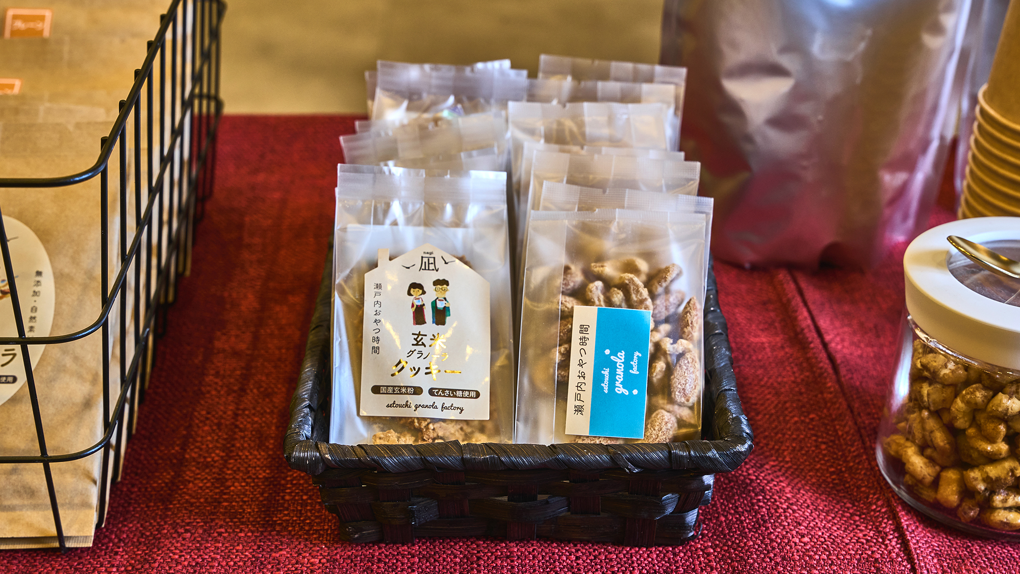 【ウェルカムドリンク＆スナック】自由にお楽しみいただけます。