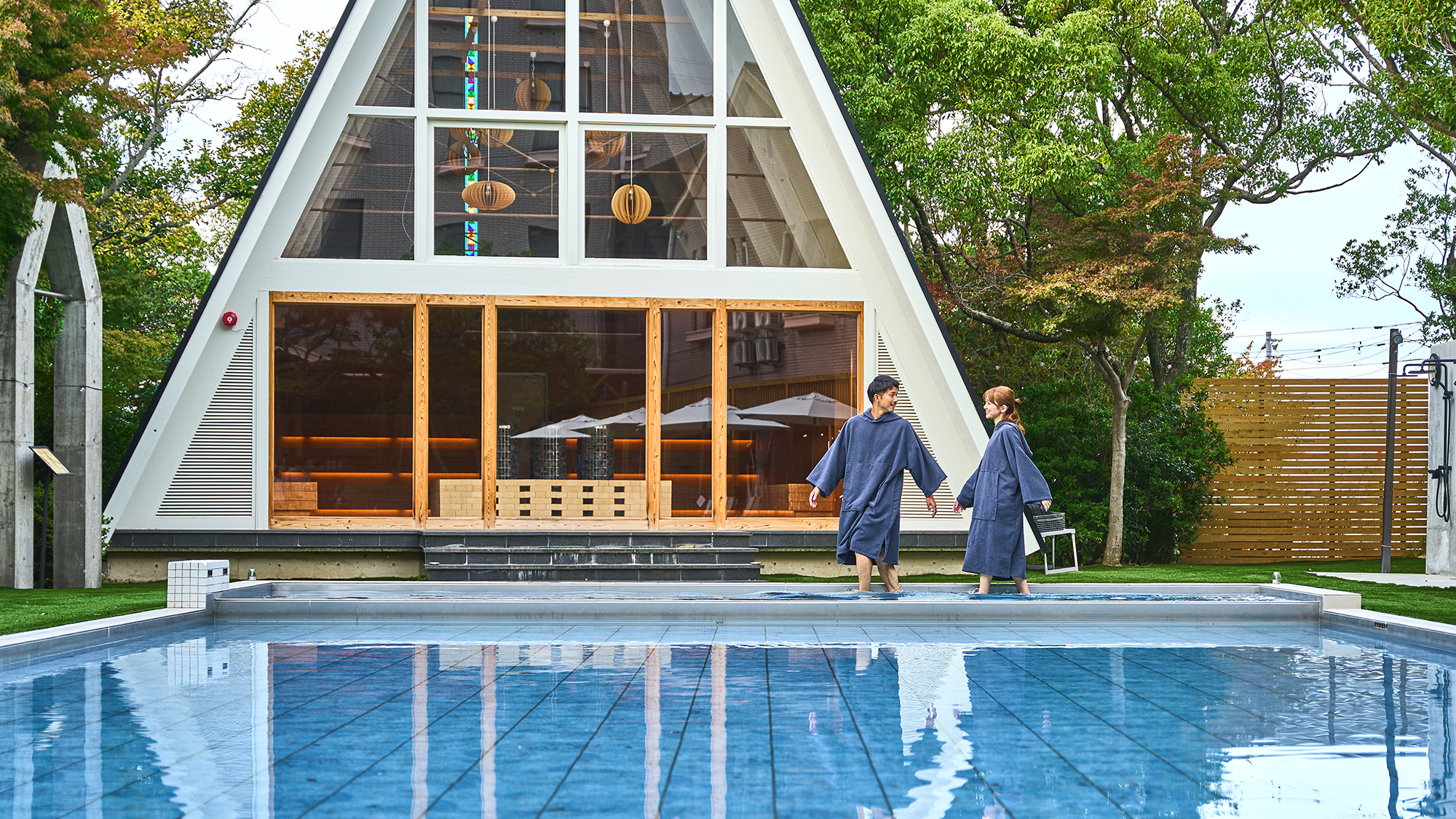 【チャペルサウナ】プール沿いを散歩しながら、ゆったりとした外気浴もおすすめ