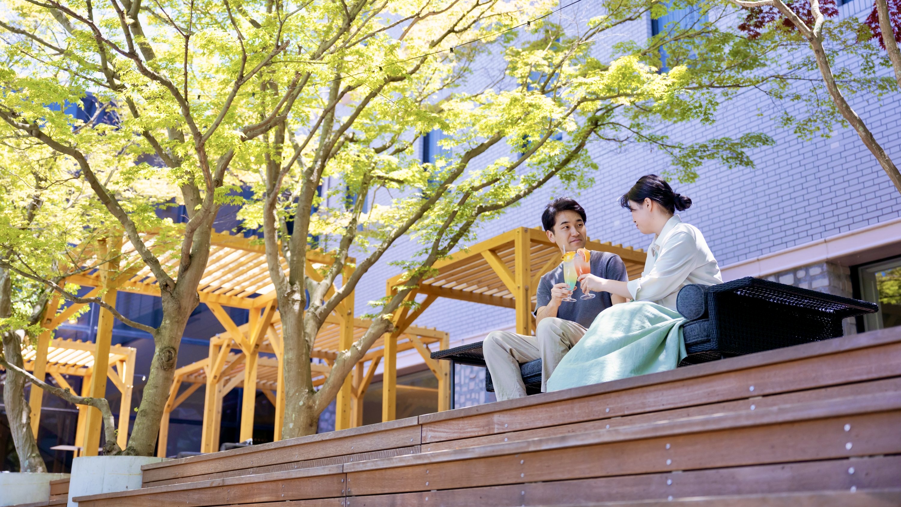 プールサイドでの優雅な時間