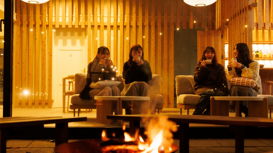 テラス焚き火スペースからのバー