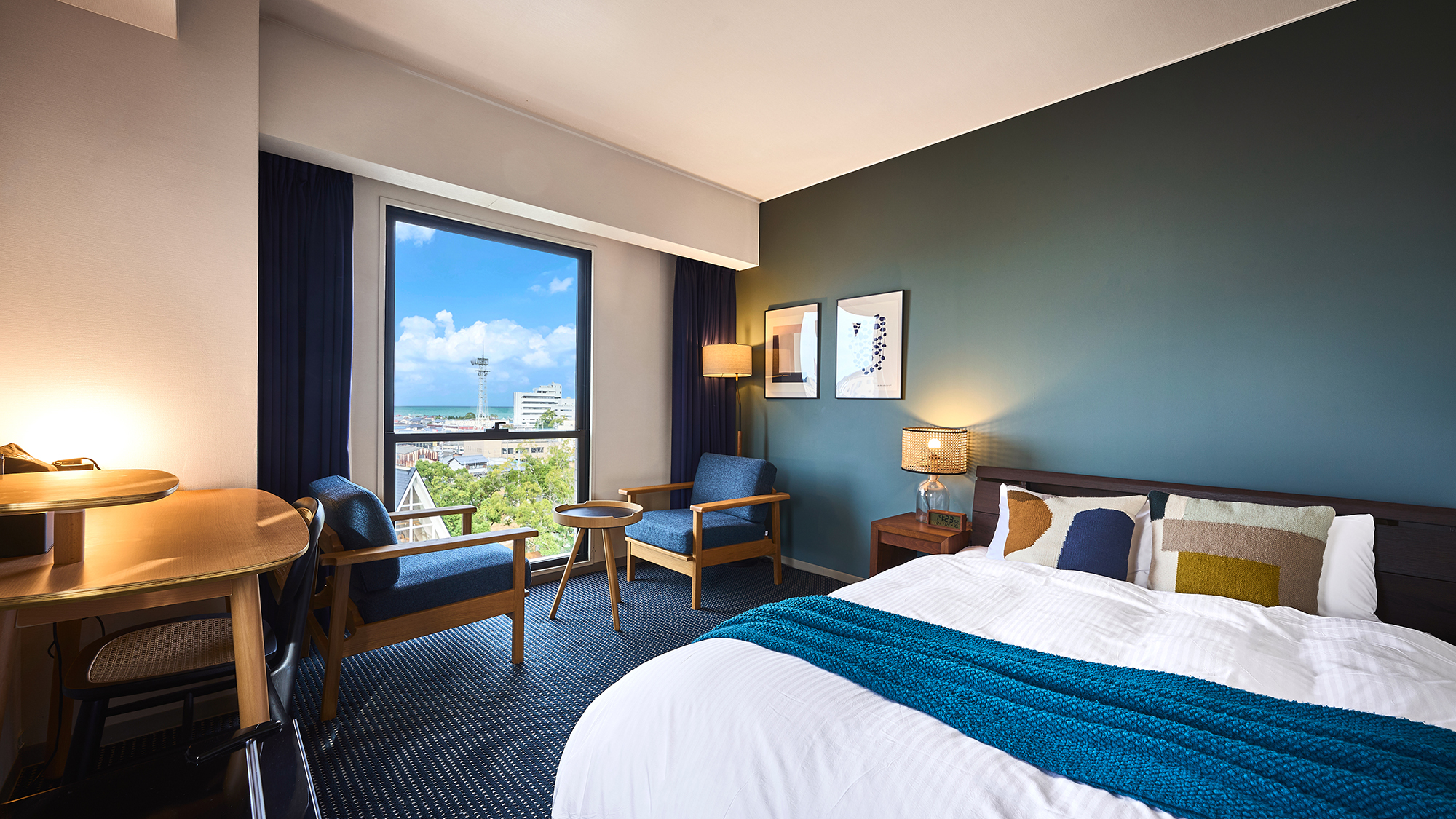 【ダブル‐瀬戸内海ビュー】手前にはライトアップが美しいチャペルサウナ・奥には瀬戸内海の景色が。