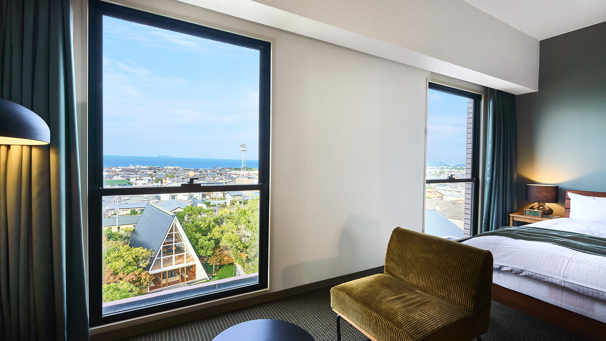 【デラックスダブル】窓から見渡す瀬戸内の景色は、時間毎に異なる美しさ。