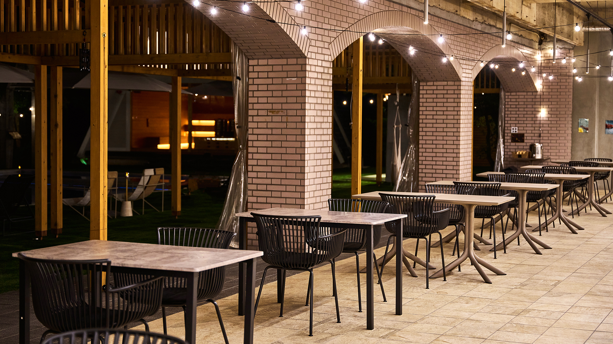 【レストラン】大きな窓からテラスの景色をお楽しみいただけます